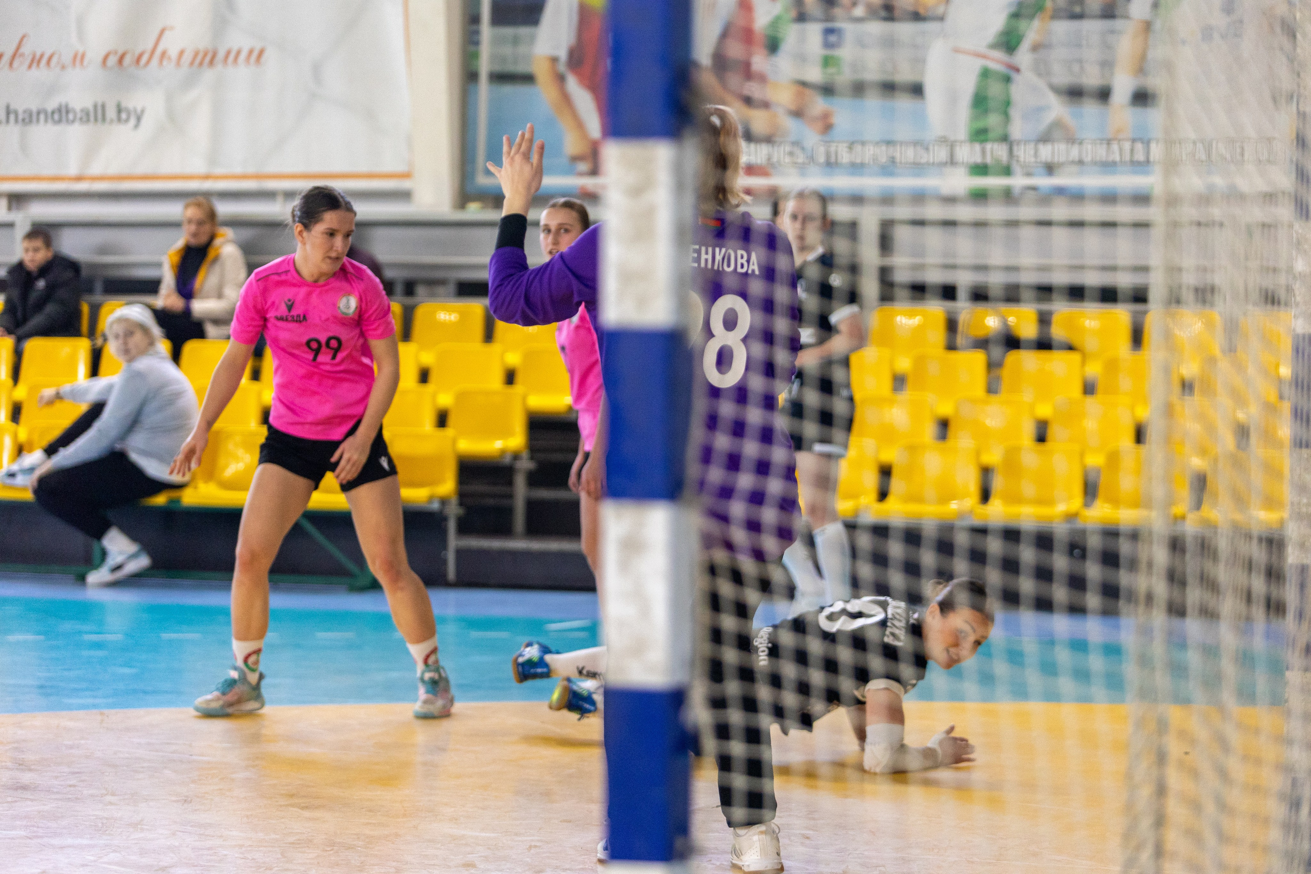 Женский гандбол. Лучшие кадры. БНТУ — Звезда. 08.02.2025. Профессиональный интерьерный и репортажный фотограф Минск и РБ. Максим Орлов