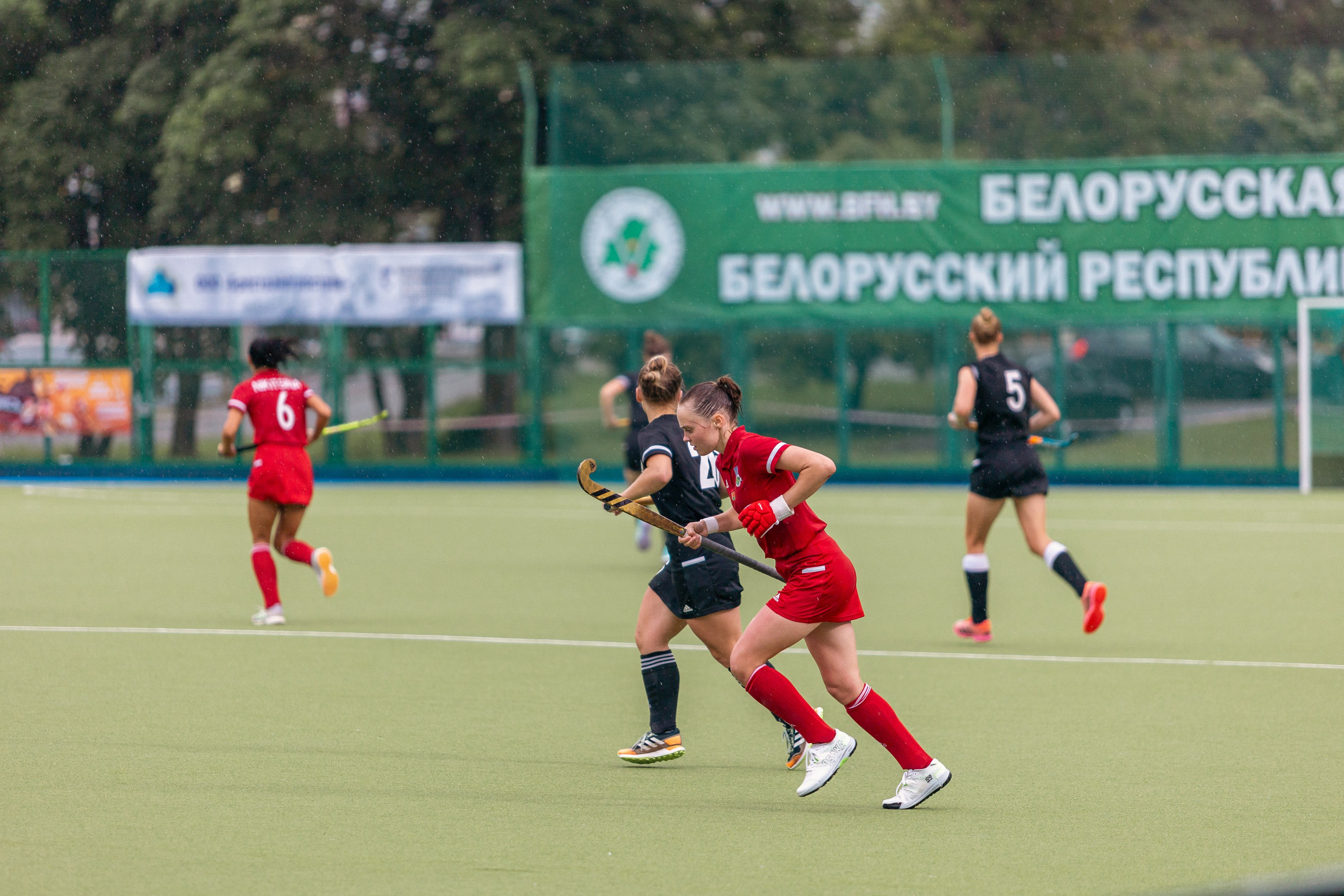 Хоккей на траве. Девушки. ХК Минск — ХК Виктория (Смолевичи) 10.06.2024. Профессиональный интерьерный и репортажный фотограф Минск и РБ. Максим Орлов