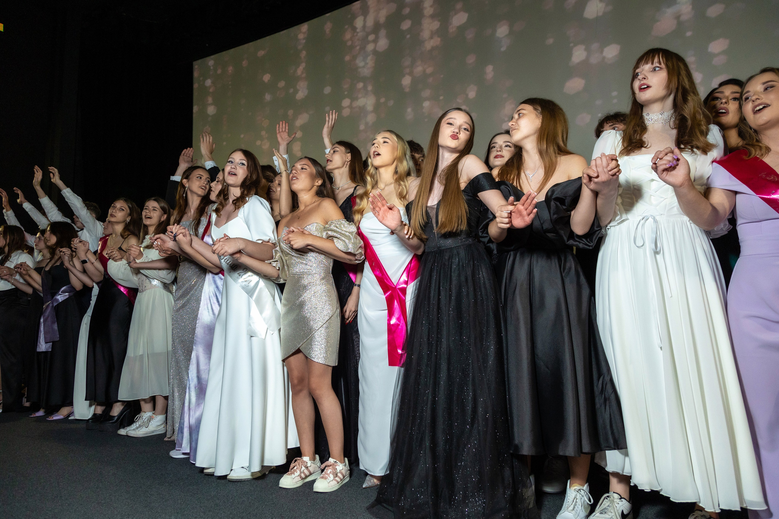 Вручение дипломов. 47 школа. Профессиональный интерьерный и репортажный фотограф Минск и РБ. Максим Орлов