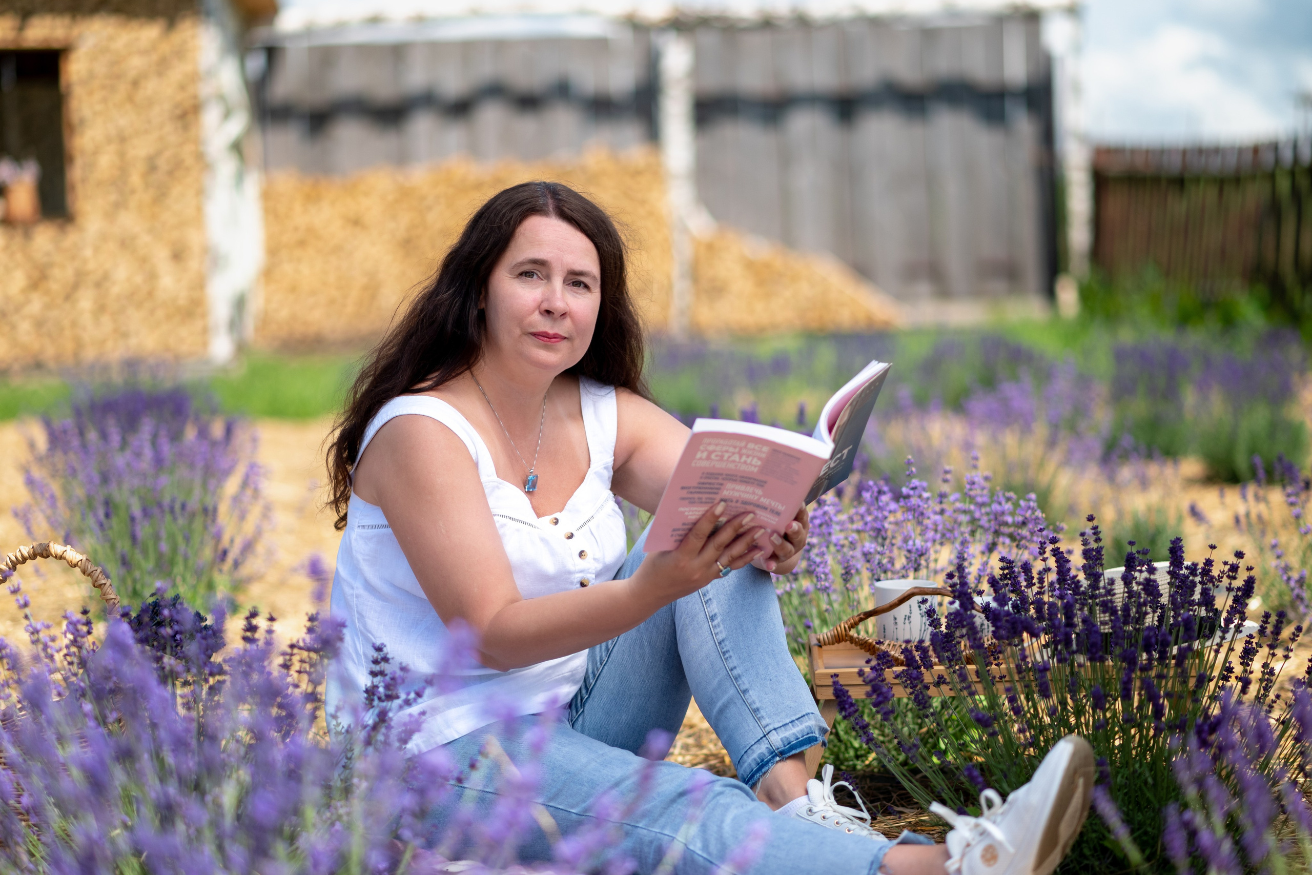 Катя и Оксана в лаванде. Профессиональный интерьерный и репортажный фотограф Минск и РБ. Максим Орлов