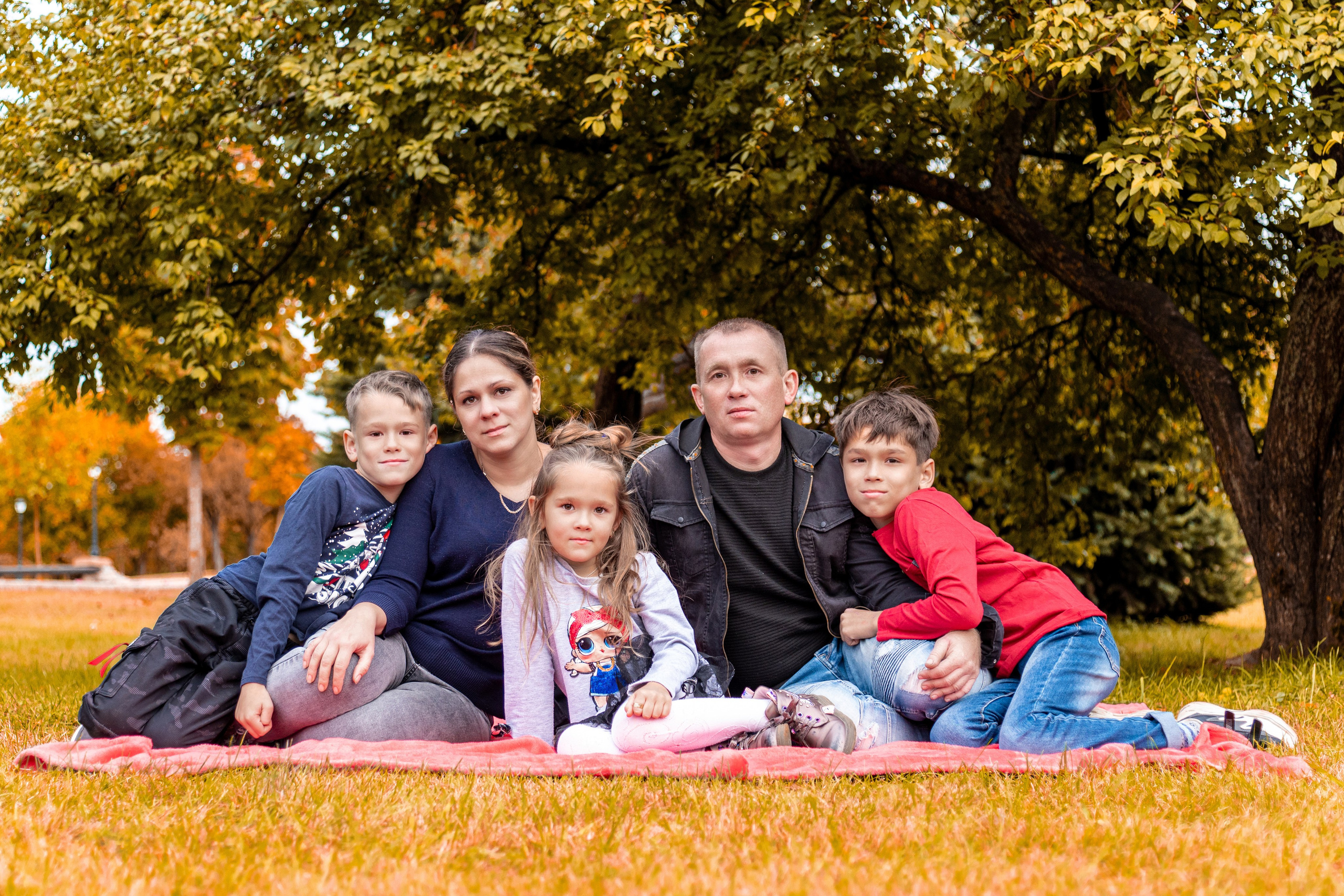 Руслан с семьей. Профессиональный интерьерный и репортажный фотограф Минск и РБ. Максим Орлов