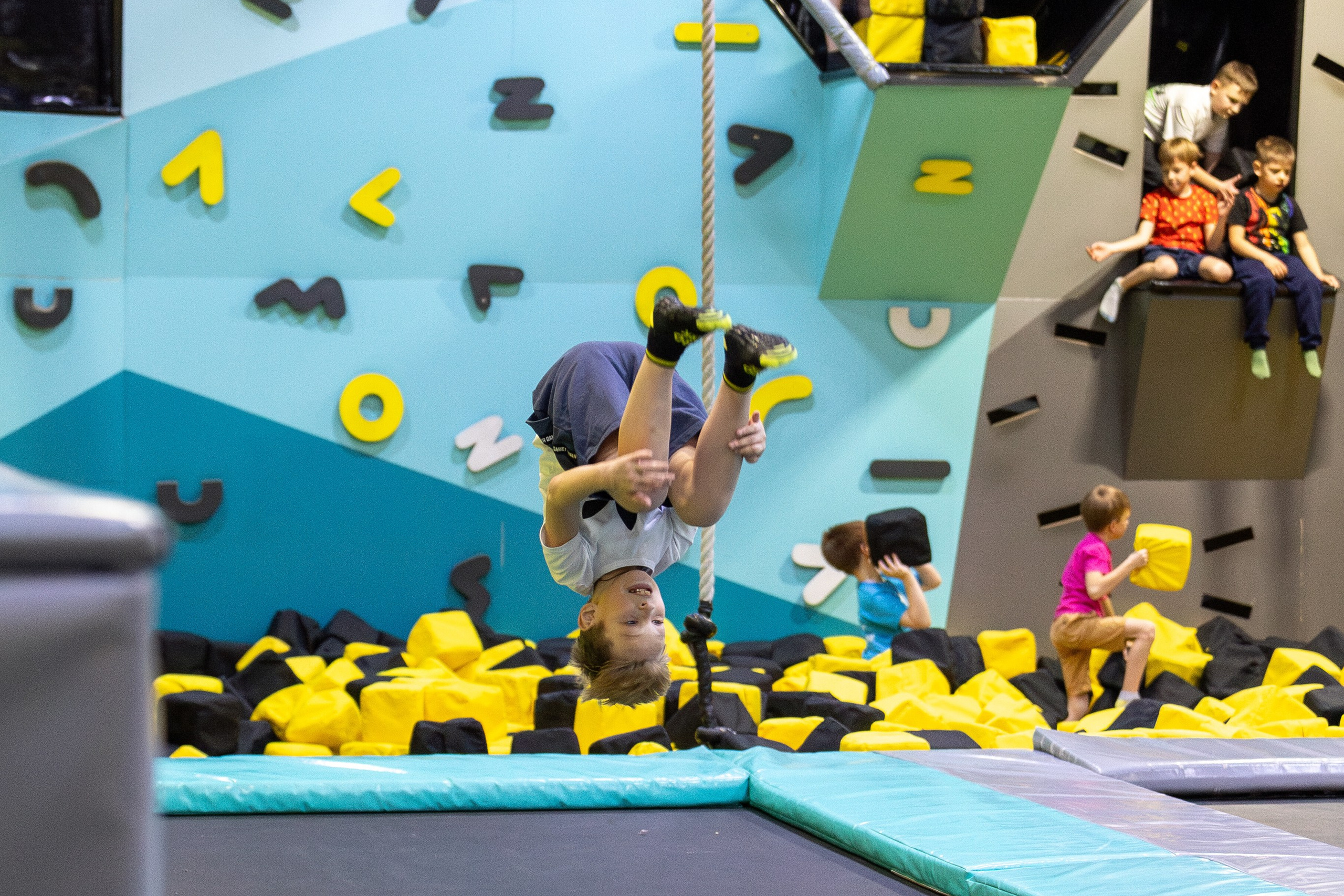 ДР Влада (батутная арена). Профессиональный интерьерный и репортажный фотограф Минск и РБ. Максим Орлов