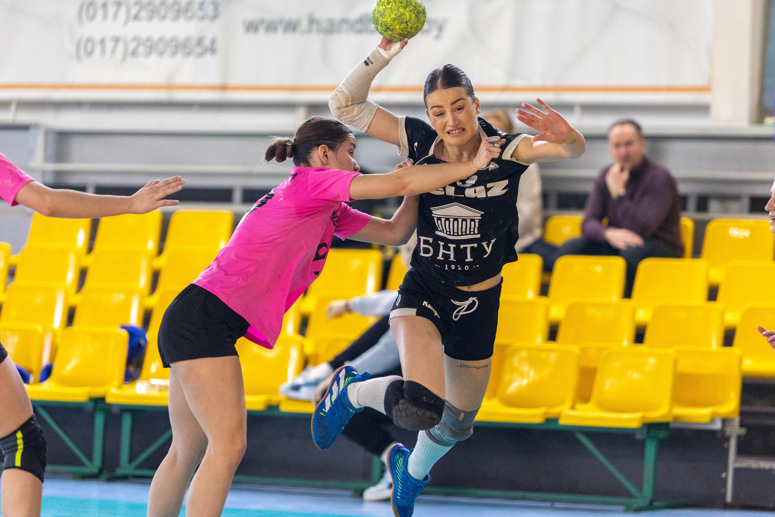 Женский гандбол. Лучшие кадры. БНТУ — Звезда. 08.02.2025. Профессиональный интерьерный и репортажный фотограф Минск и РБ. Максим Орлов