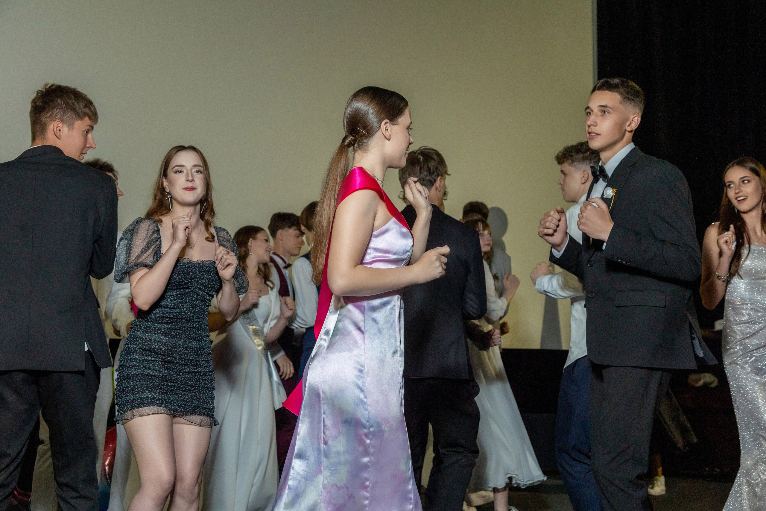 Вручение дипломов. 47 школа. Профессиональный интерьерный и репортажный фотограф Минск и РБ. Максим Орлов