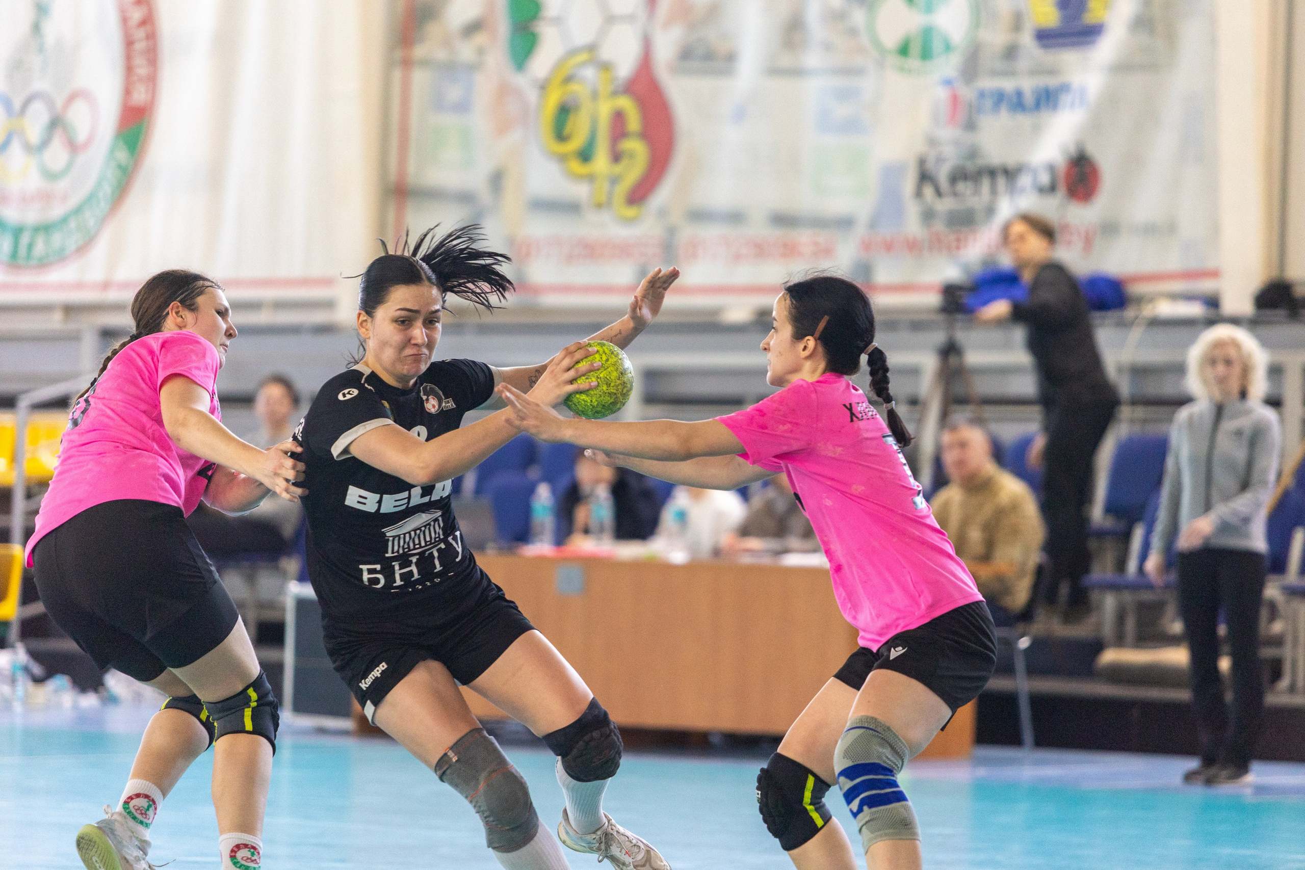 Женский гандбол. Лучшие кадры. БНТУ — Звезда. 08.02.2025. Профессиональный интерьерный и репортажный фотограф Минск и РБ. Максим Орлов