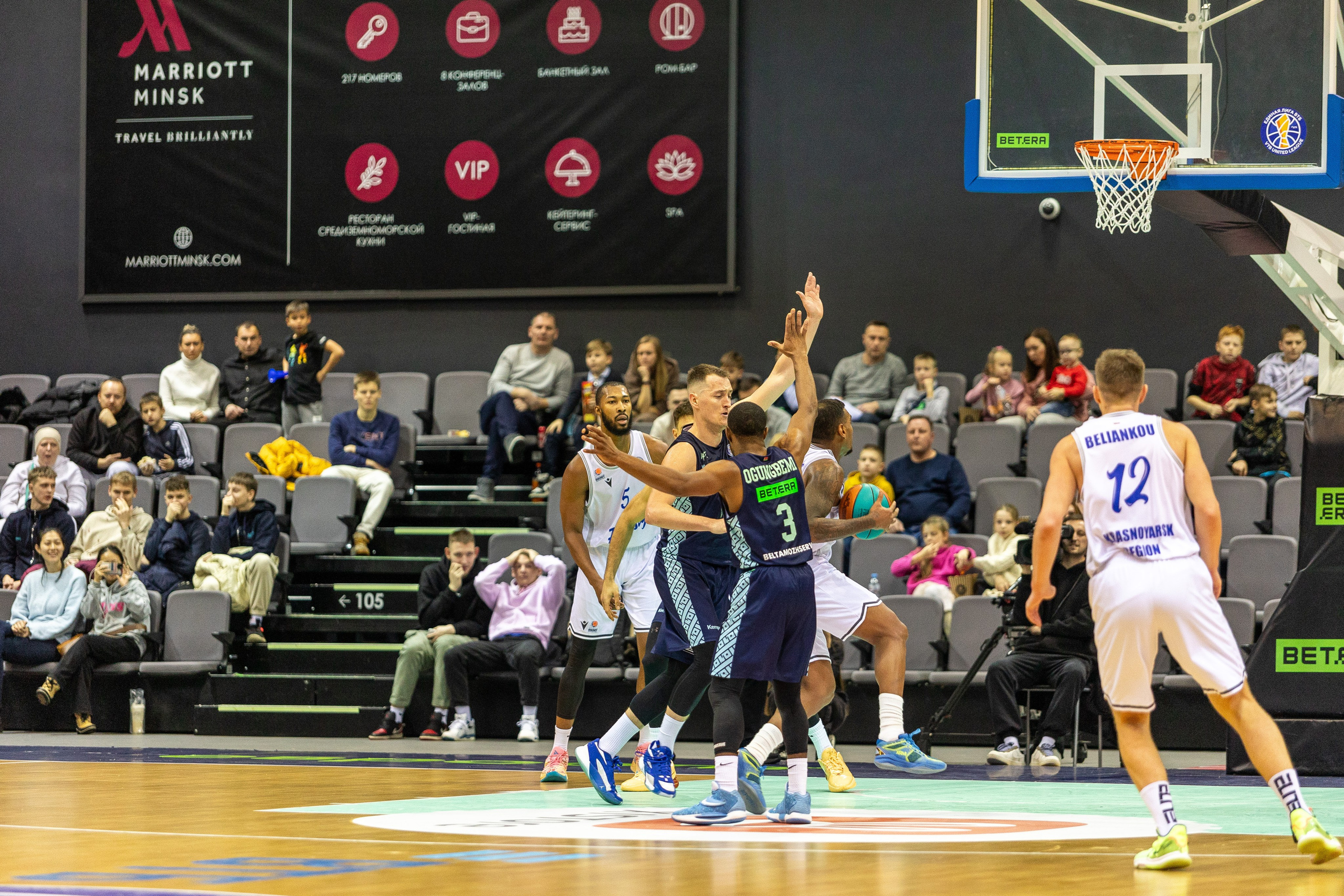 Баскетбол. Лучшие кадры. Минск — Енисей. 11.12.2023. Профессиональный интерьерный и репортажный фотограф Минск и РБ. Максим Орлов