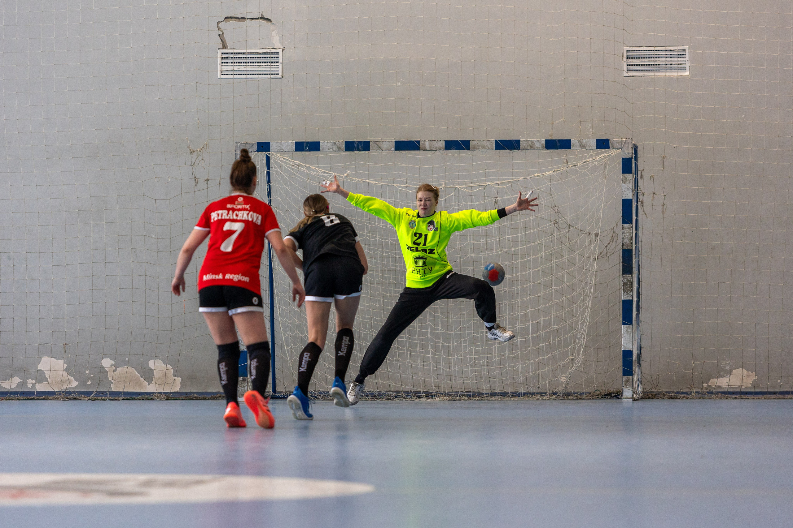 Гандбол. БНТУ — Березина. Профессиональный интерьерный и репортажный фотограф Минск и РБ. Максим Орлов