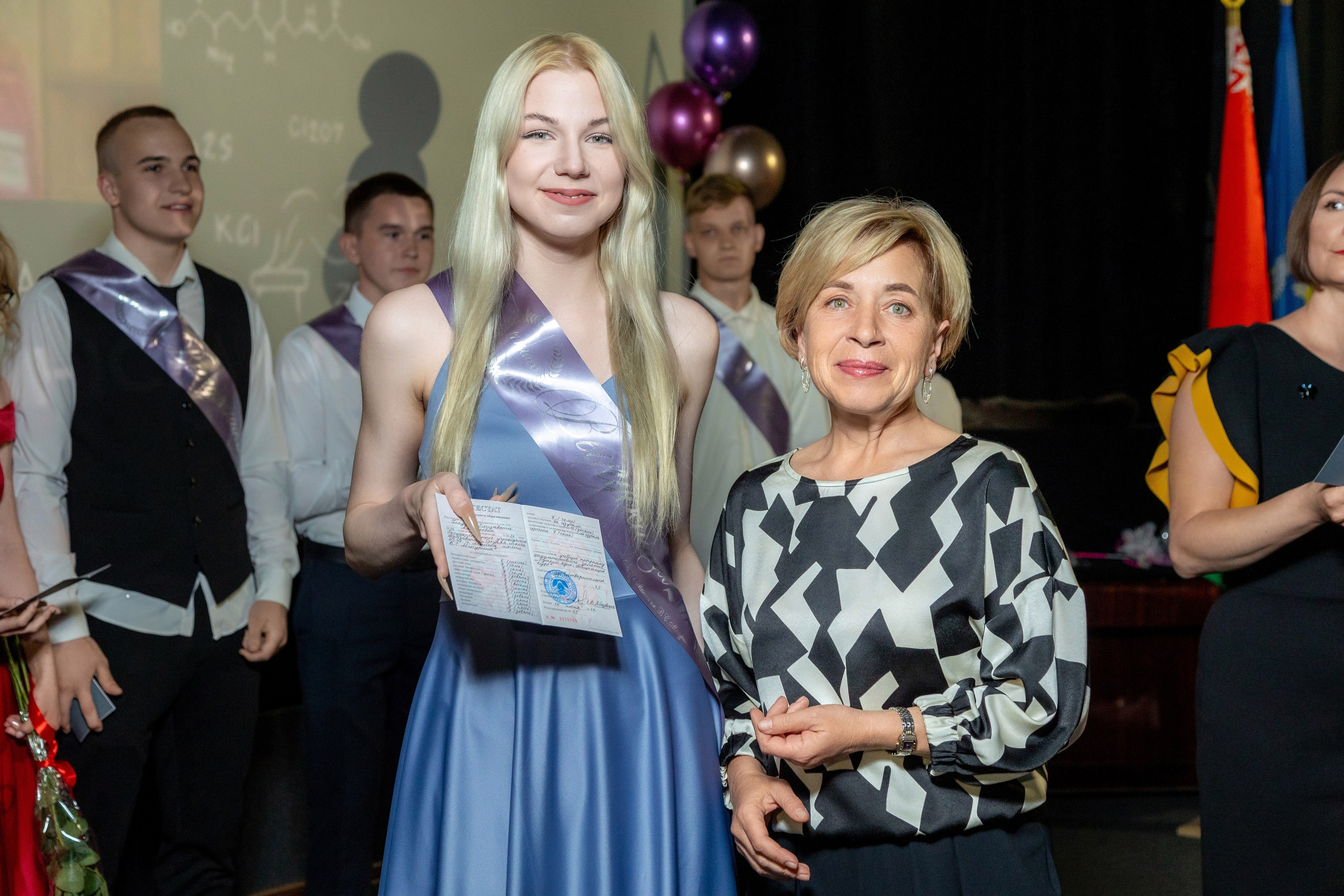 Вручение дипломов. 47 школа. Профессиональный интерьерный и репортажный фотограф Минск и РБ. Максим Орлов