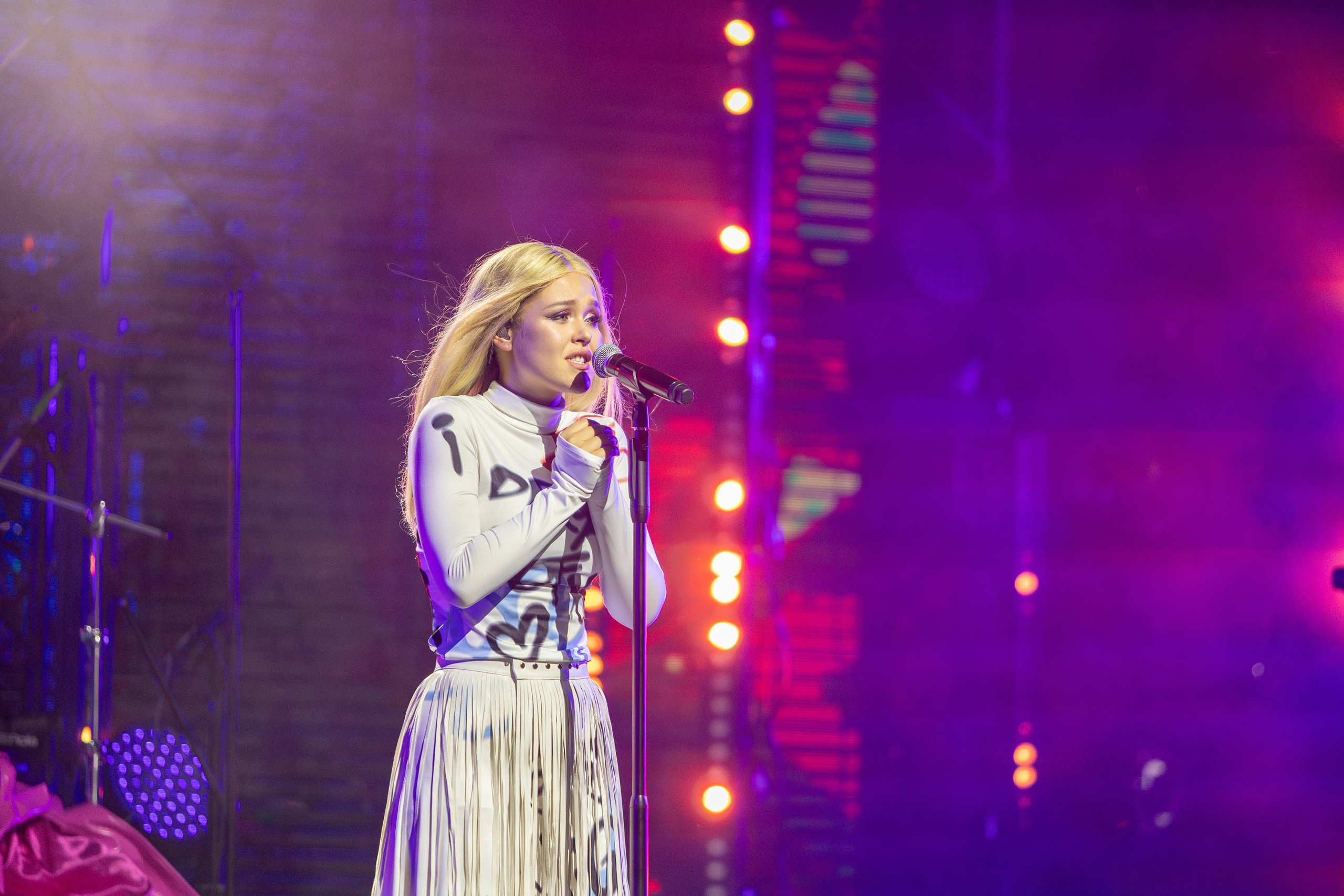 Концерт Насти Кравченко. Профессиональный интерьерный и репортажный фотограф Минск и РБ. Максим Орлов