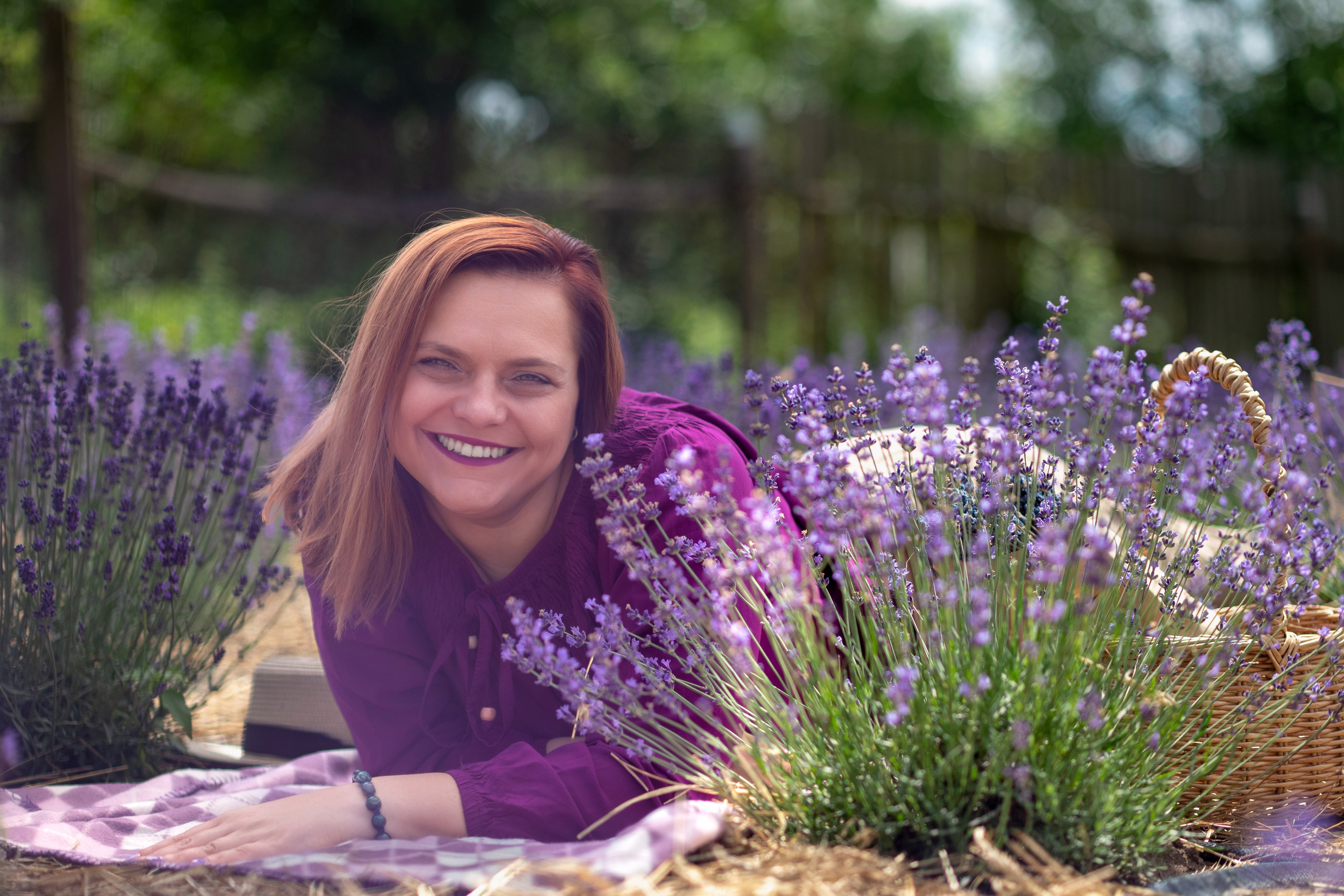 Катя и Оксана в лаванде. Профессиональный интерьерный и репортажный фотограф Минск и РБ. Максим Орлов