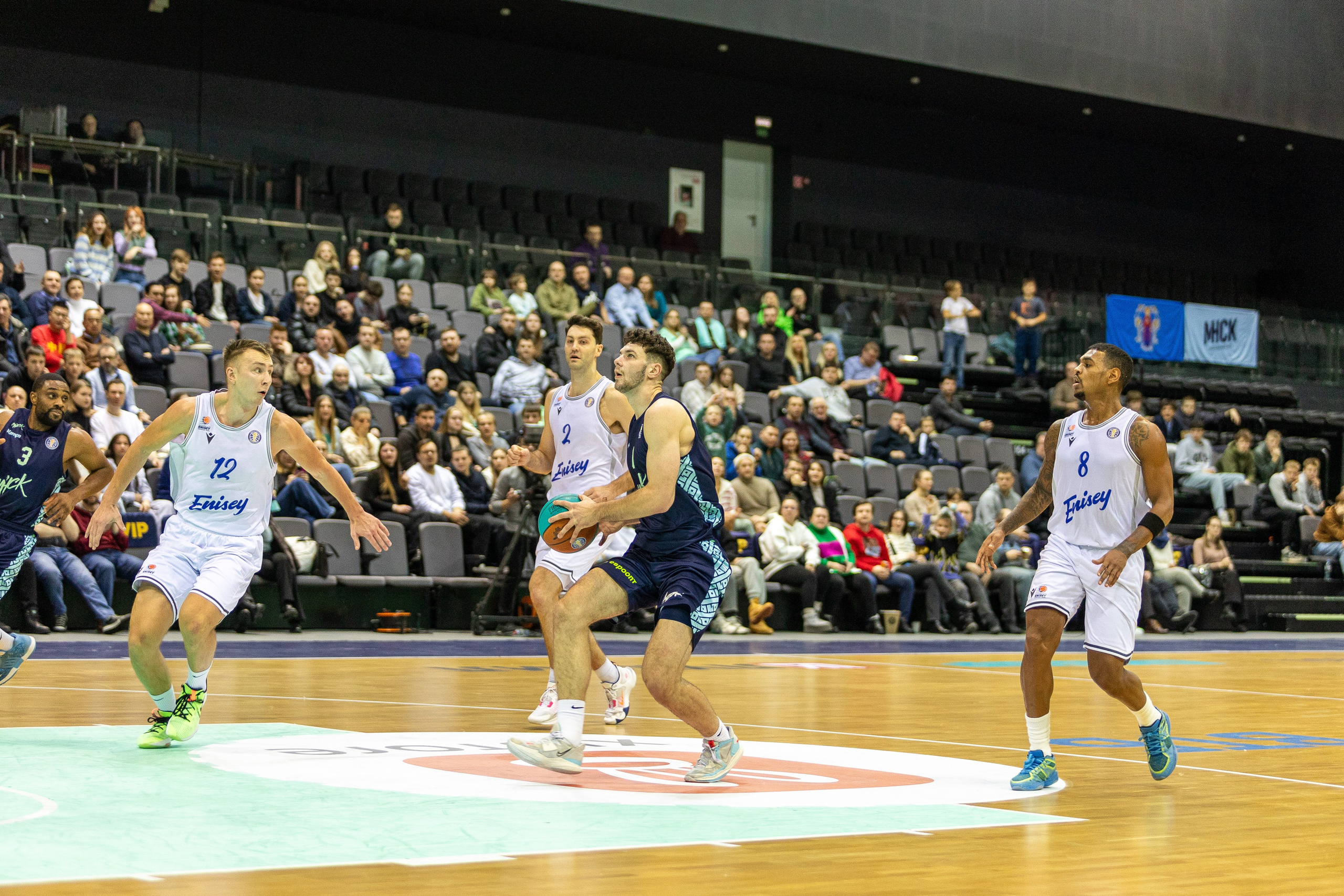 Баскетбол. Лучшие кадры. Минск — Енисей. 11.12.2023. Профессиональный интерьерный и репортажный фотограф Минск и РБ. Максим Орлов