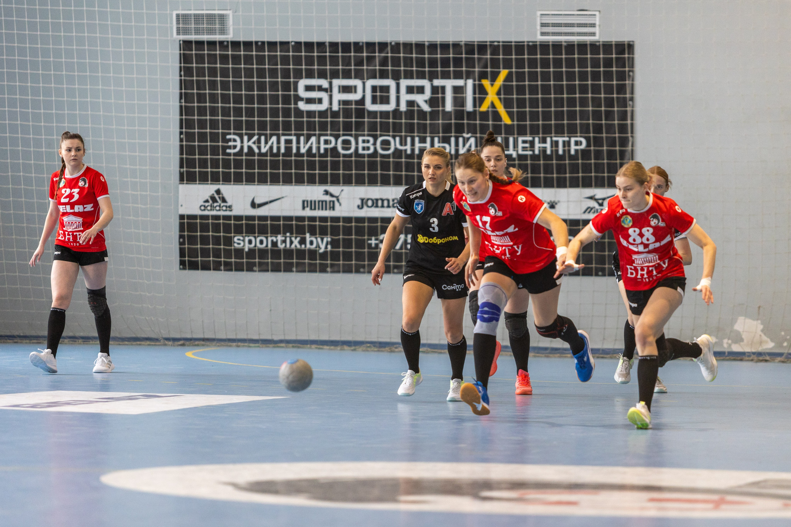 Гандбол. БНТУ — Березина. Профессиональный интерьерный и репортажный фотограф Минск и РБ. Максим Орлов