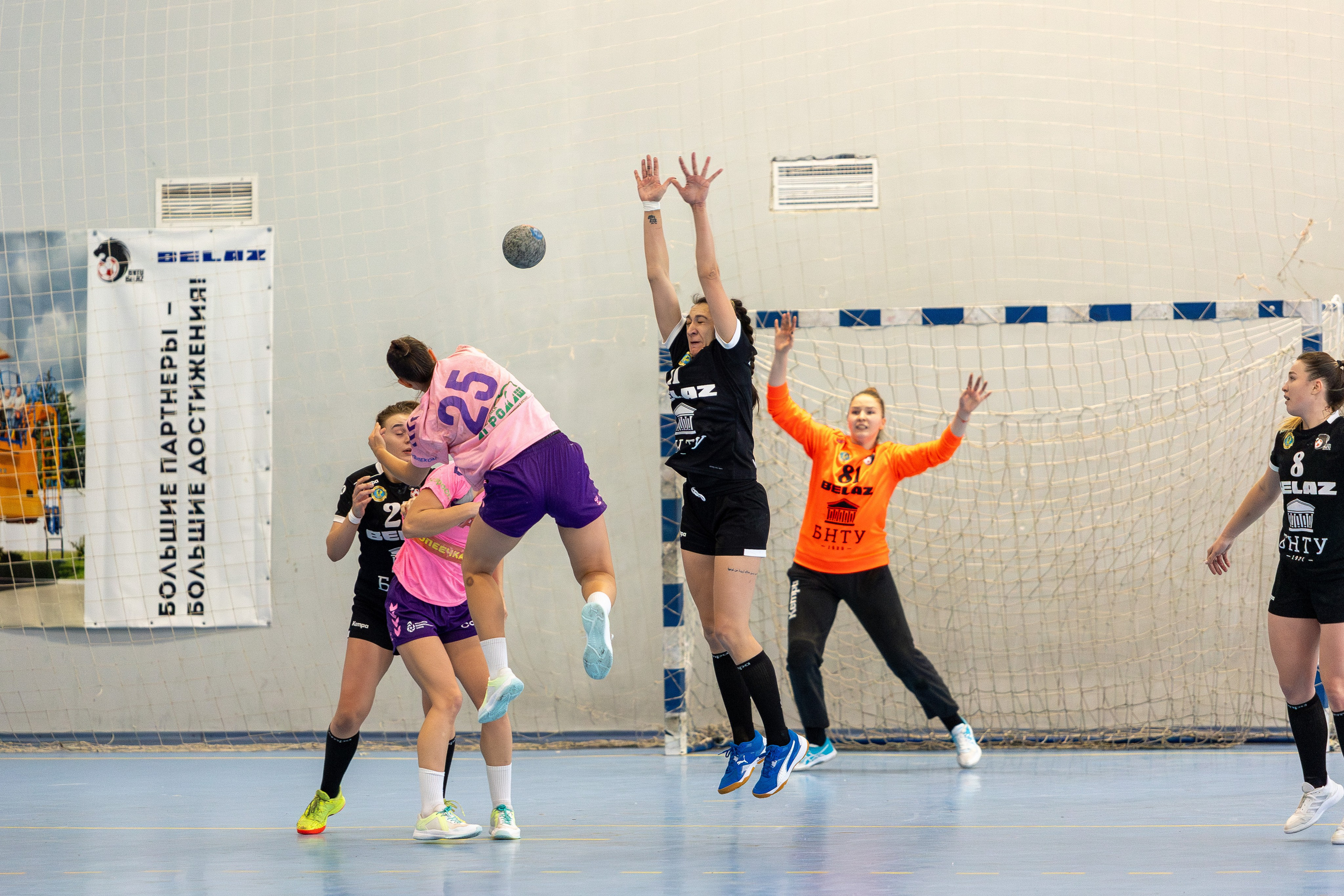 Женский гандбол. Лучшие кадры. БНТУ — Березина 09.12.2023. Профессиональный интерьерный и репортажный фотограф Минск и РБ. Максим Орлов