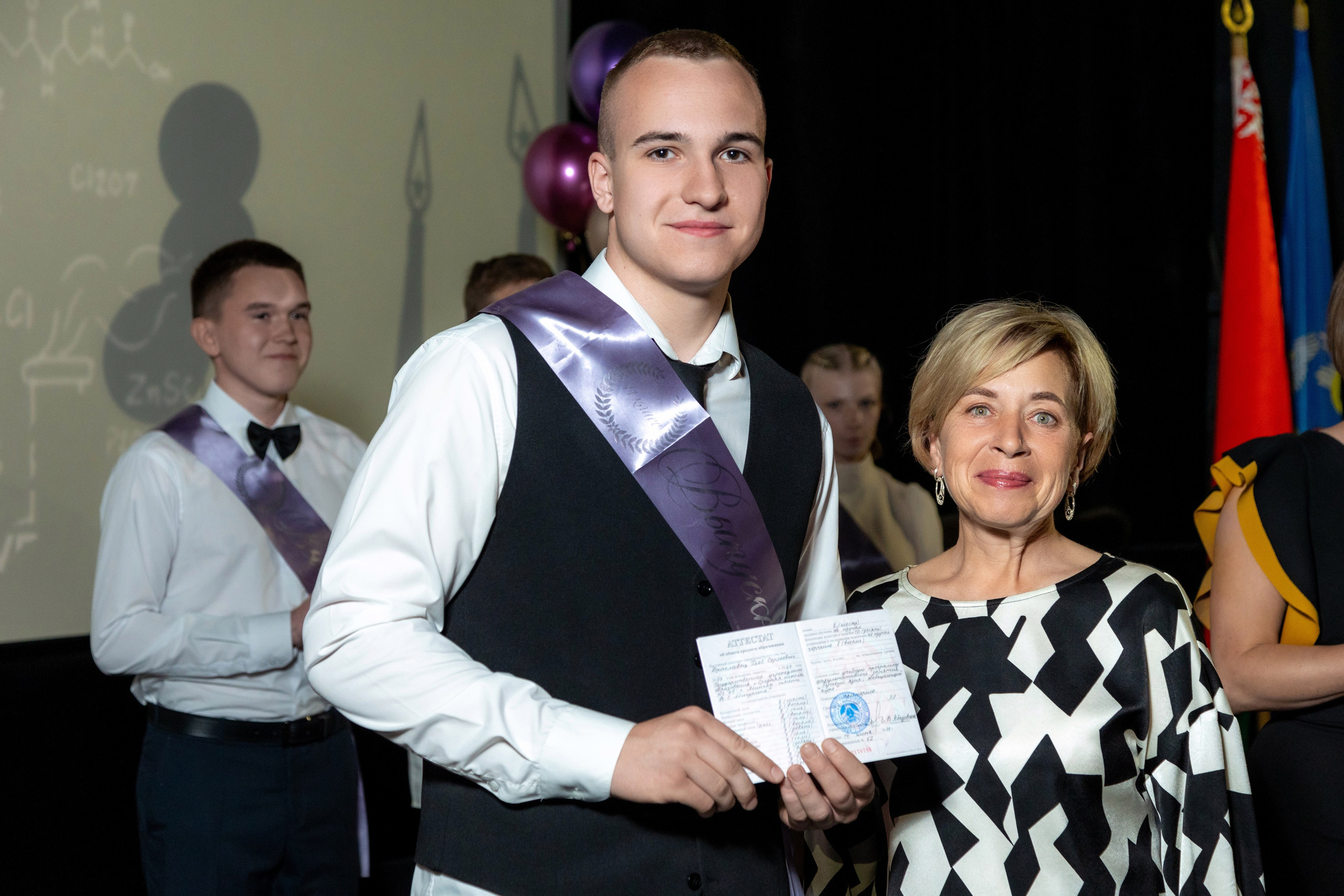 Вручение дипломов. 47 школа. Профессиональный интерьерный и репортажный фотограф Минск и РБ. Максим Орлов
