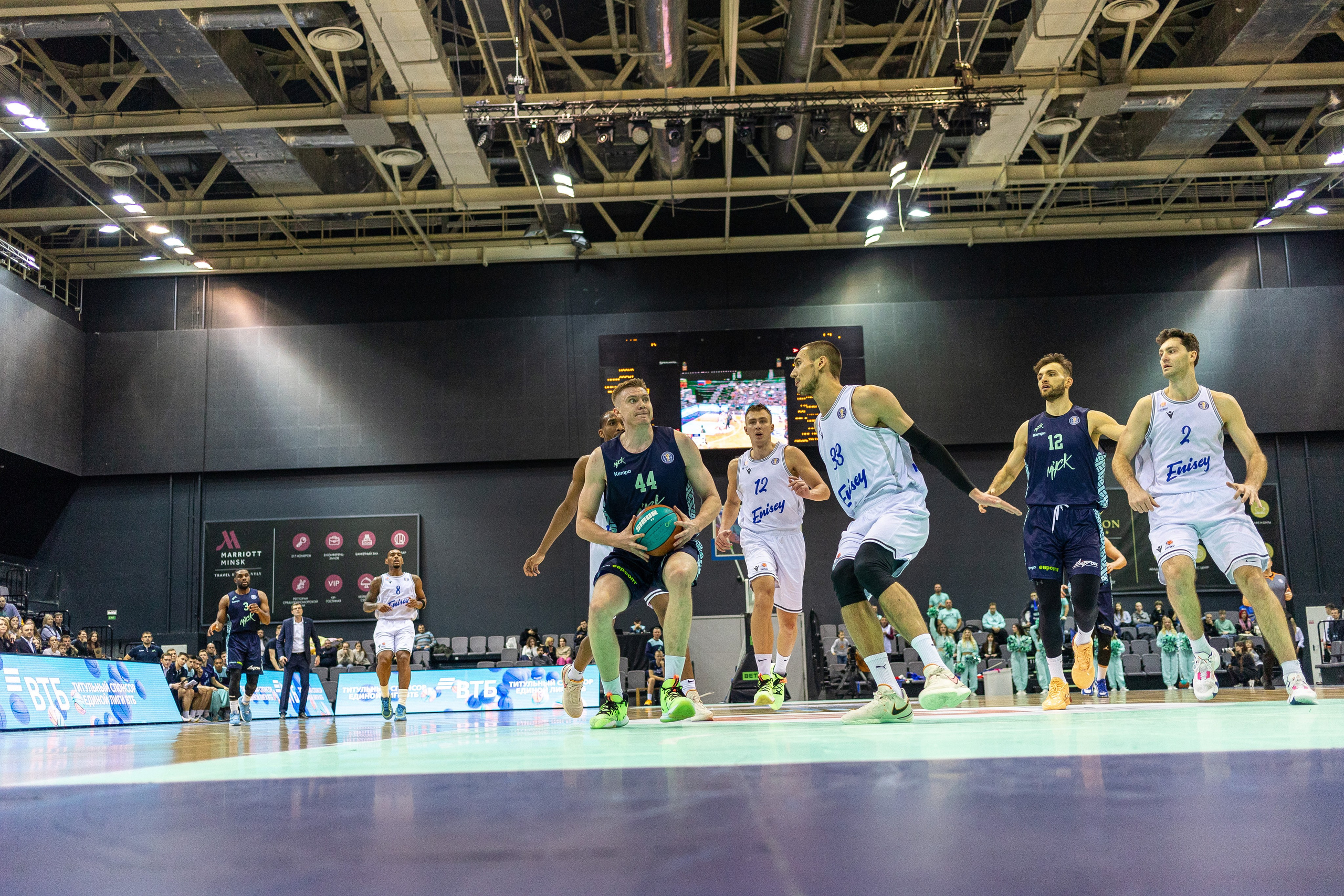 Баскетбол. Лучшие кадры. Минск — Енисей. 11.12.2023. Профессиональный интерьерный и репортажный фотограф Минск и РБ. Максим Орлов