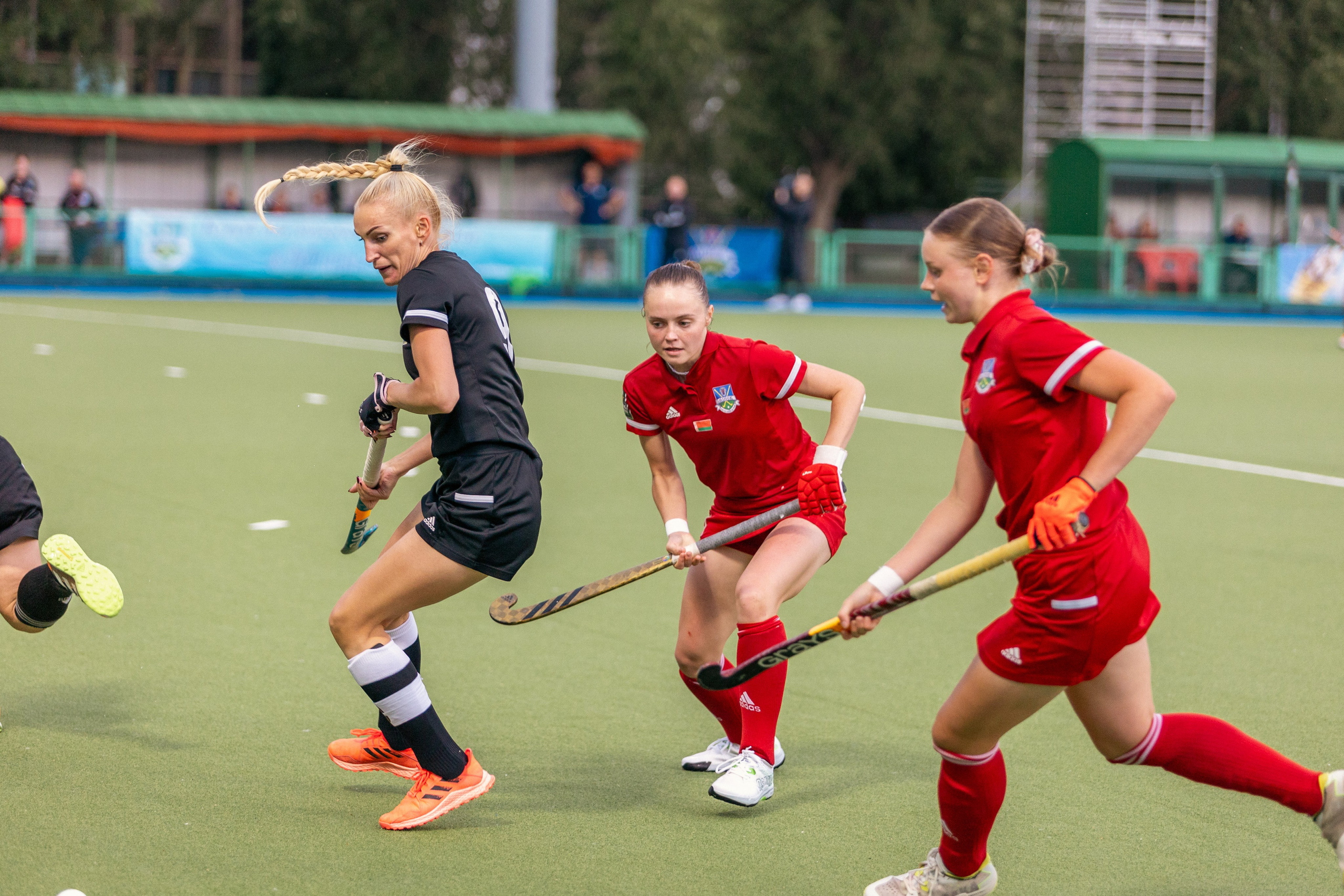 Хоккей на траве. Девушки. ХК Минск — ХК Виктория (Смолевичи) 10.06.2024. Профессиональный интерьерный и репортажный фотограф Минск и РБ. Максим Орлов