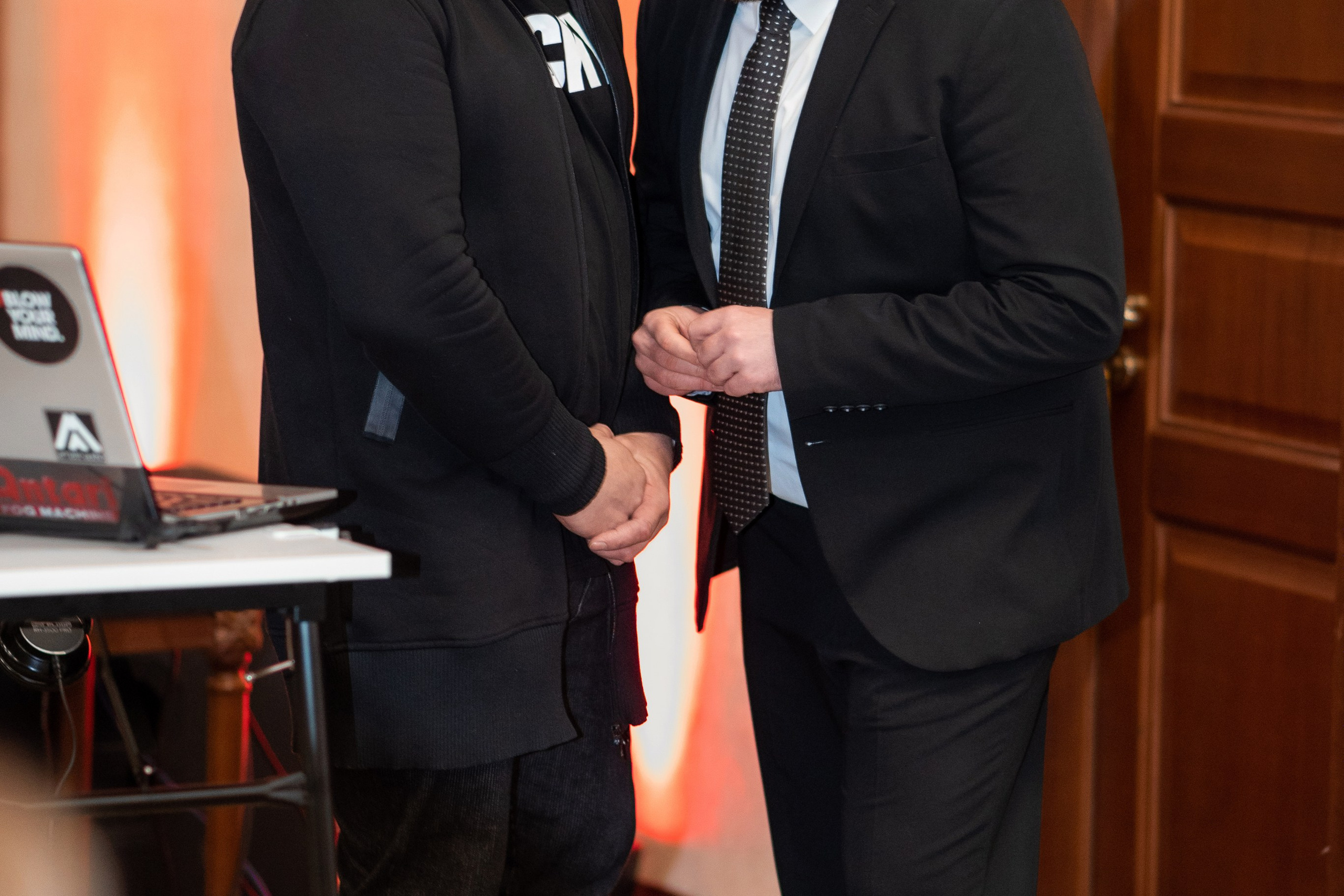 Андрей (ведущий) и Сергей (диджей). Профессиональный интерьерный и репортажный фотограф Минск и РБ. Максим Орлов