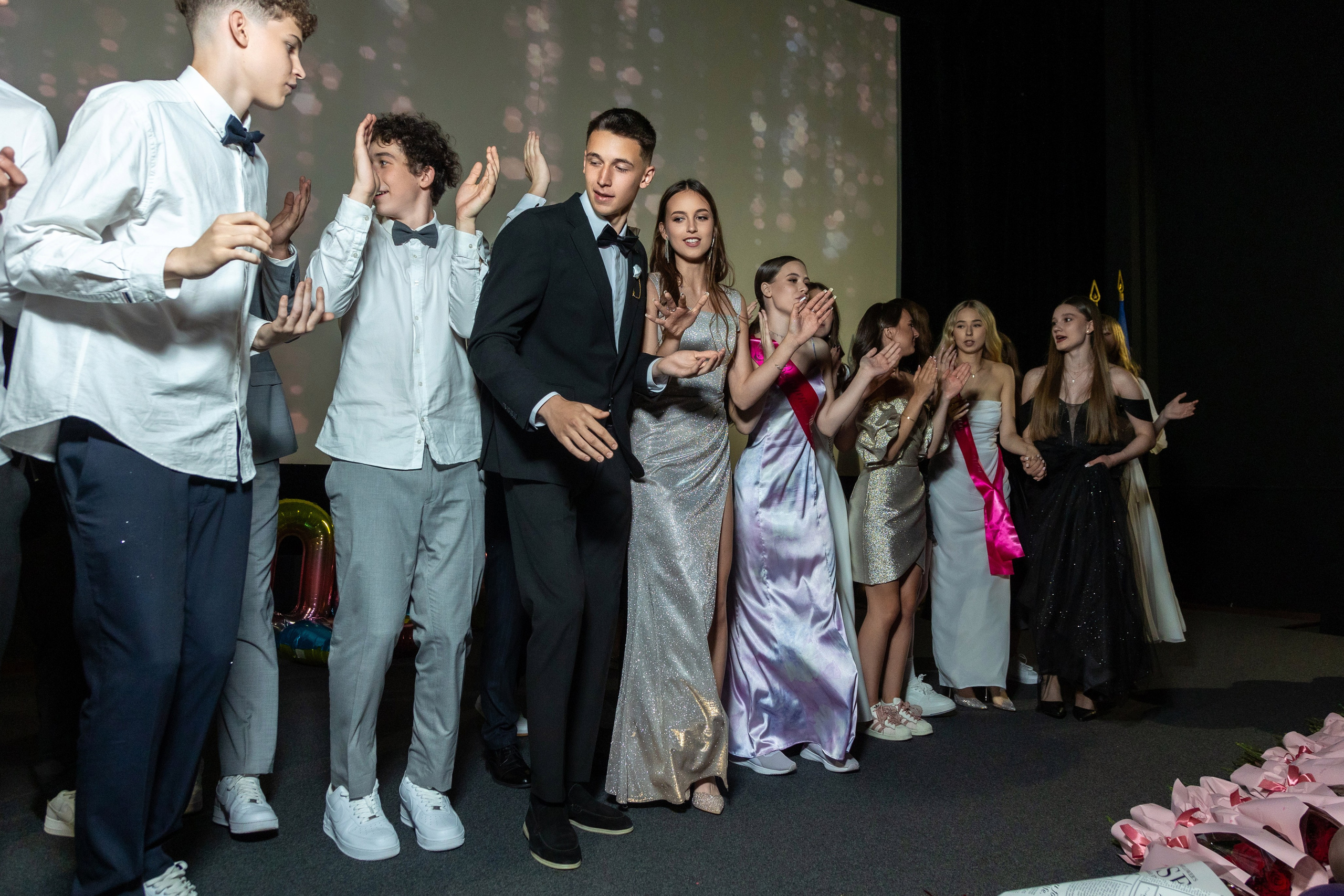 Вручение дипломов. 47 школа. Профессиональный интерьерный и репортажный фотограф Минск и РБ. Максим Орлов