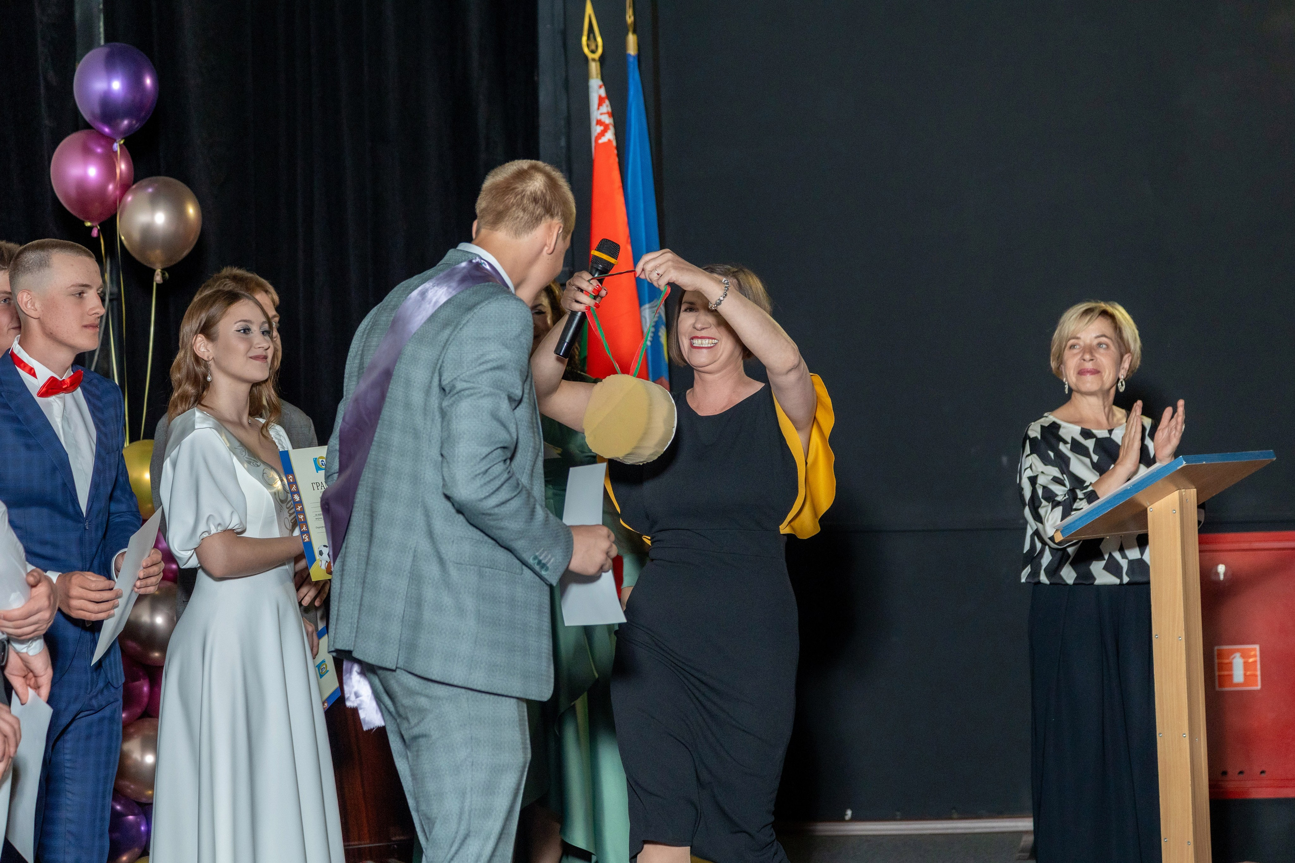 Вручение дипломов. 47 школа. Профессиональный интерьерный и репортажный фотограф Минск и РБ. Максим Орлов