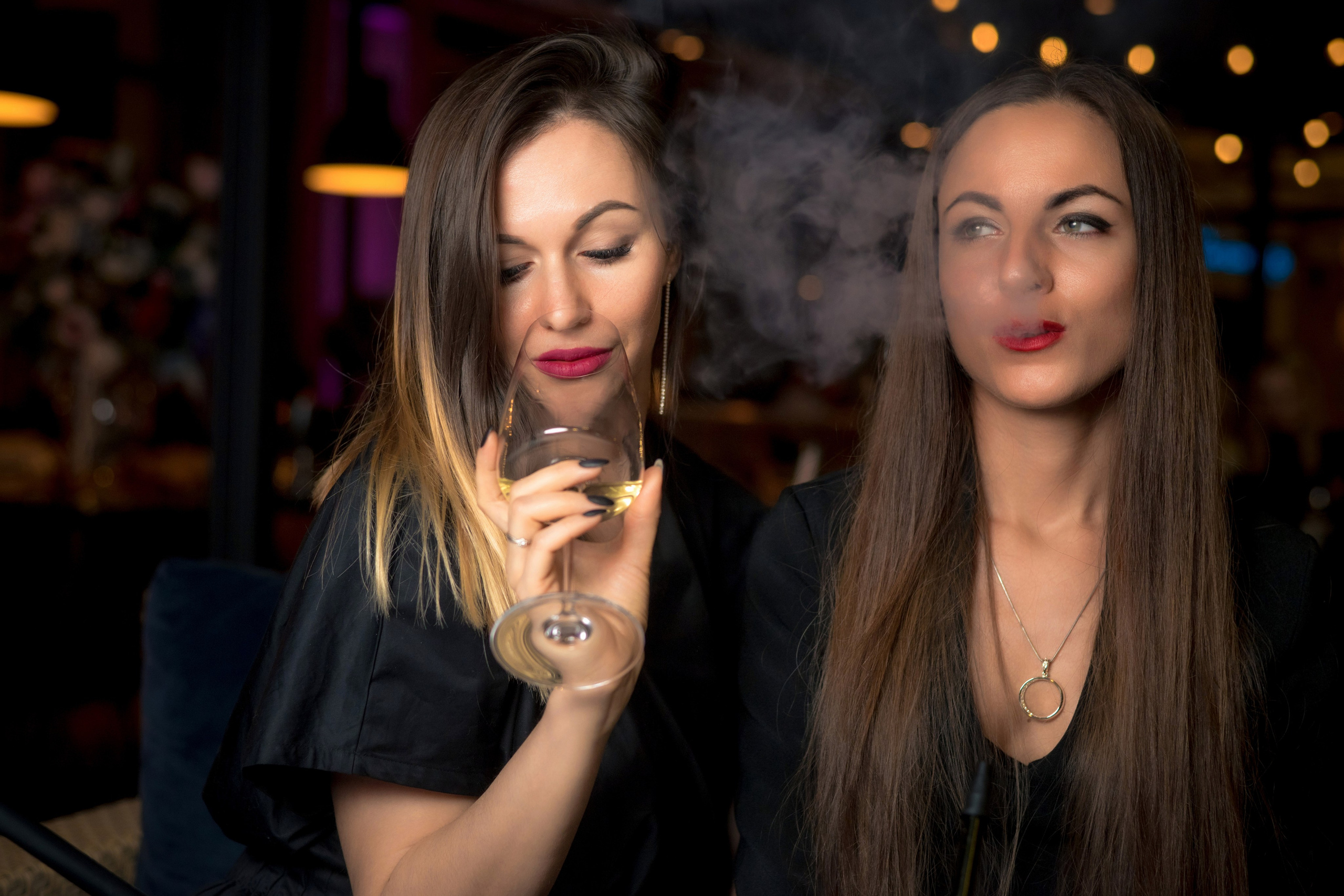 Оля и Юля в кафе «Березка». Профессиональный интерьерный и репортажный фотограф Минск и РБ. Максим Орлов