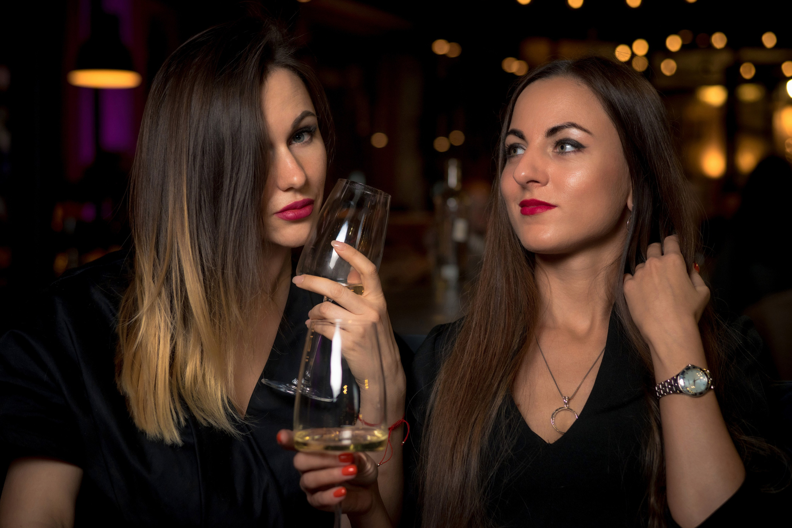 Оля и Юля в кафе «Березка». Профессиональный интерьерный и репортажный фотограф Минск и РБ. Максим Орлов