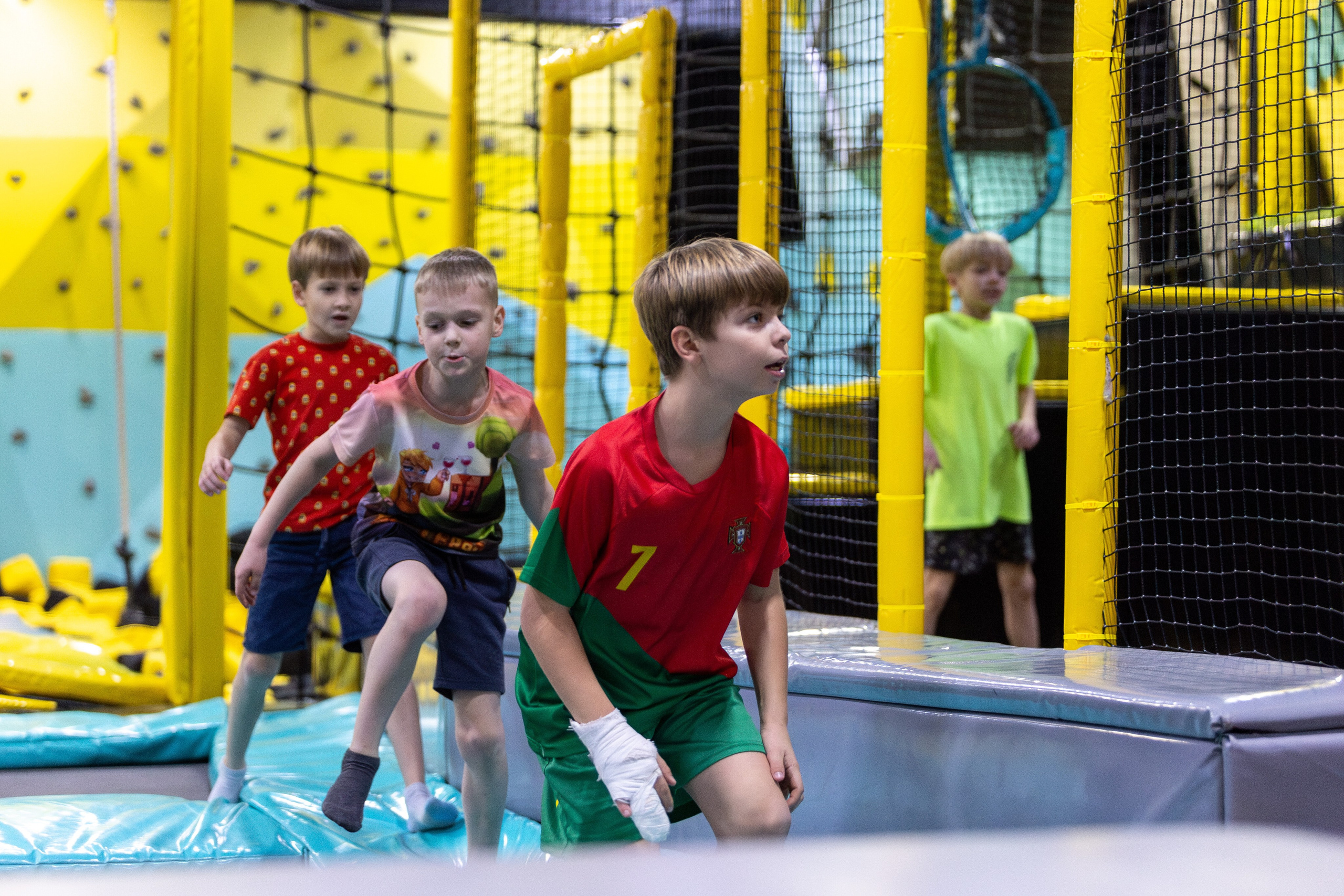 ДР Влада (батутная арена). Профессиональный интерьерный и репортажный фотограф Минск и РБ. Максим Орлов