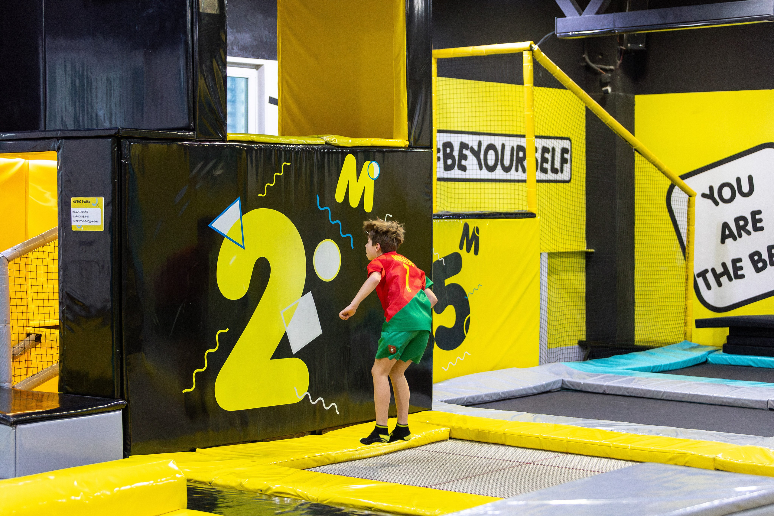 ДР Влада (батутная арена). Профессиональный интерьерный и репортажный фотограф Минск и РБ. Максим Орлов