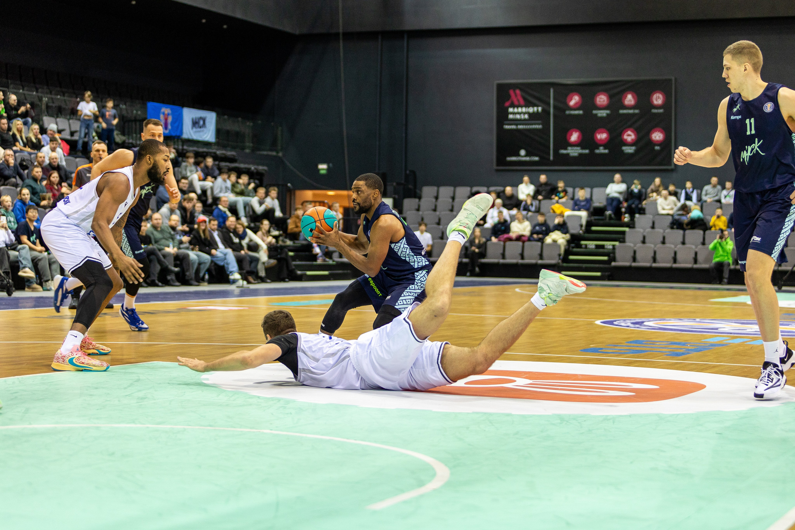 Баскетбол. Лучшие кадры. Минск — Енисей. 11.12.2023. Профессиональный интерьерный и репортажный фотограф Минск и РБ. Максим Орлов