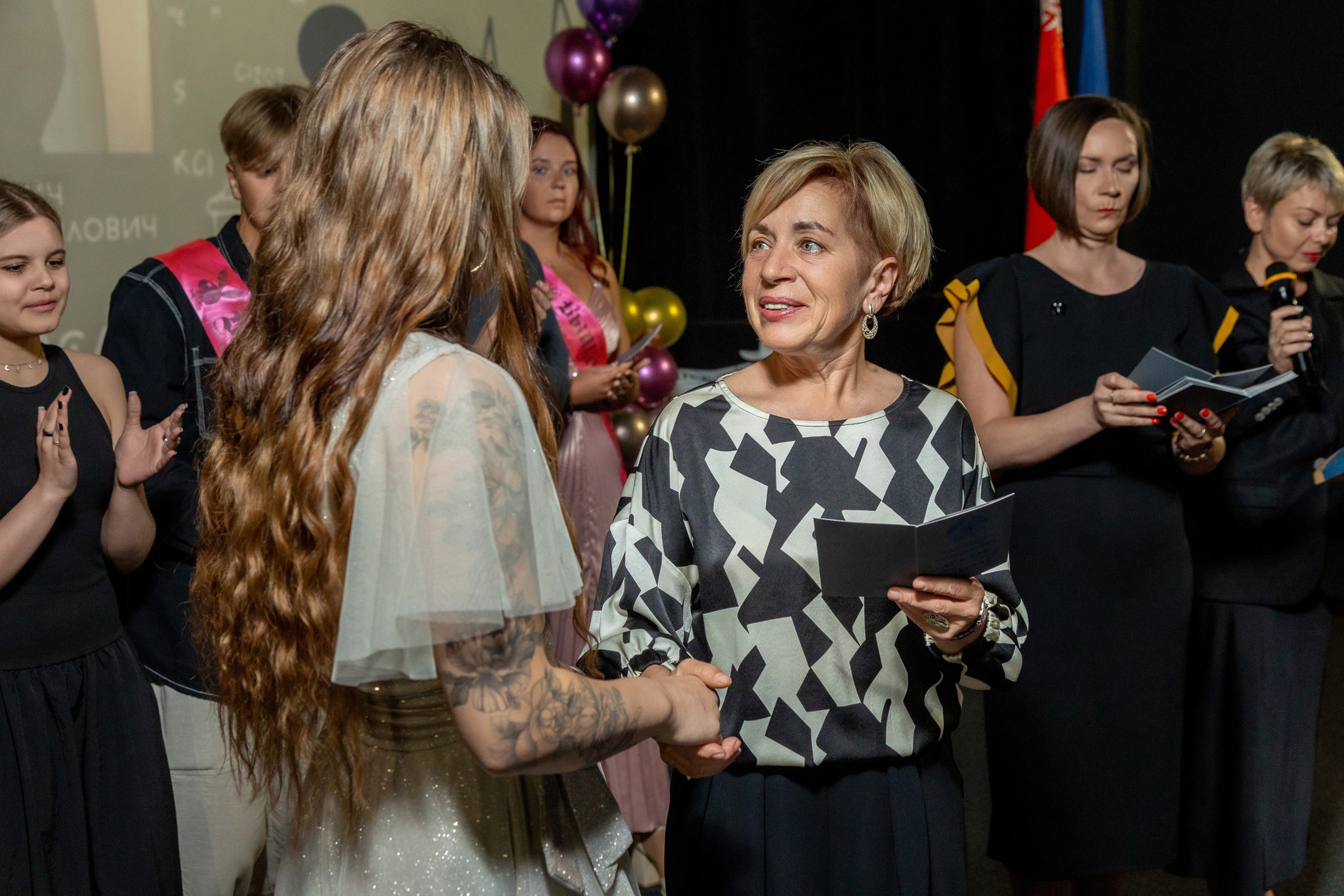 Вручение дипломов. 47 школа. Профессиональный интерьерный и репортажный фотограф Минск и РБ. Максим Орлов