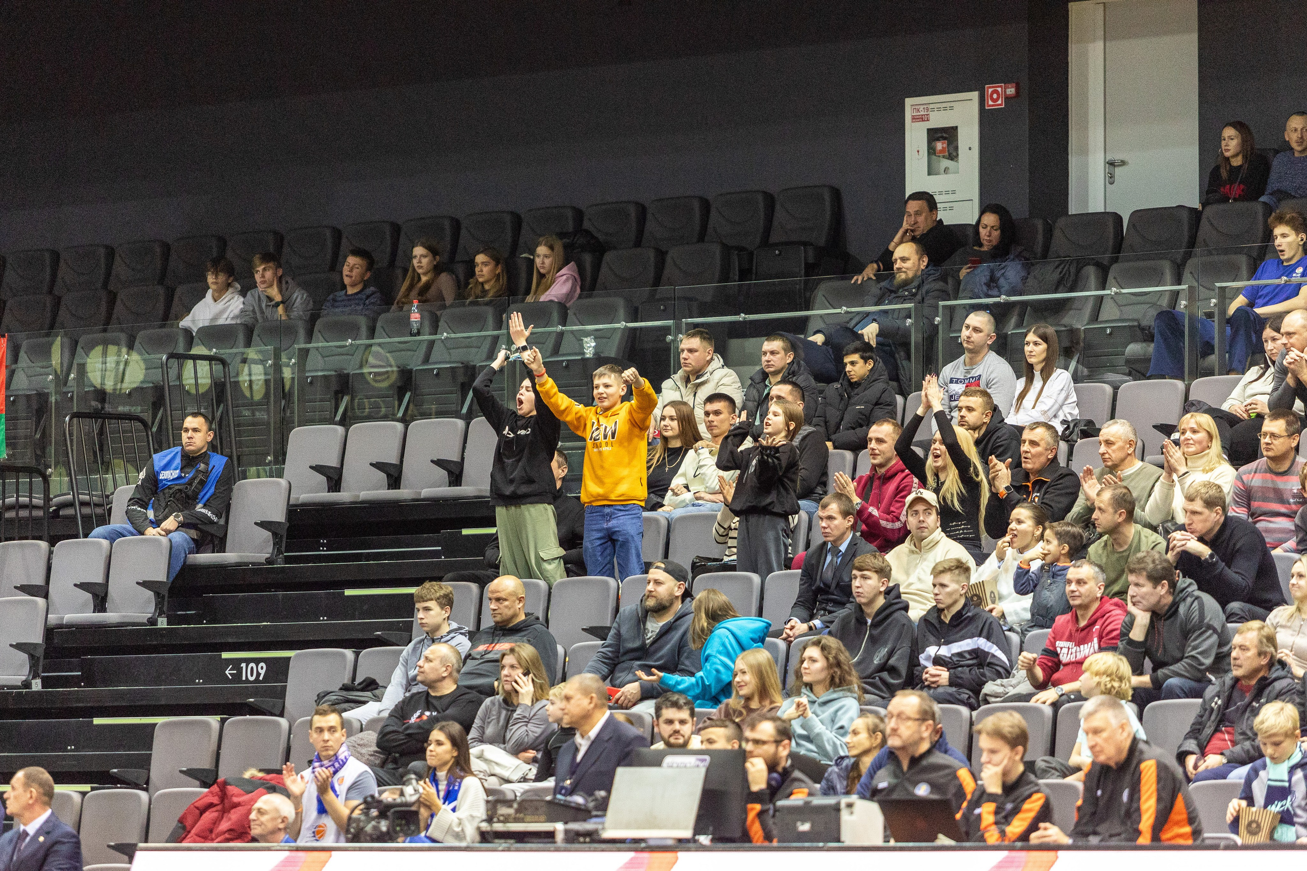 Баскетбол. Лучшие кадры. Минск — Енисей. 11.12.2023. Профессиональный интерьерный и репортажный фотограф Минск и РБ. Максим Орлов