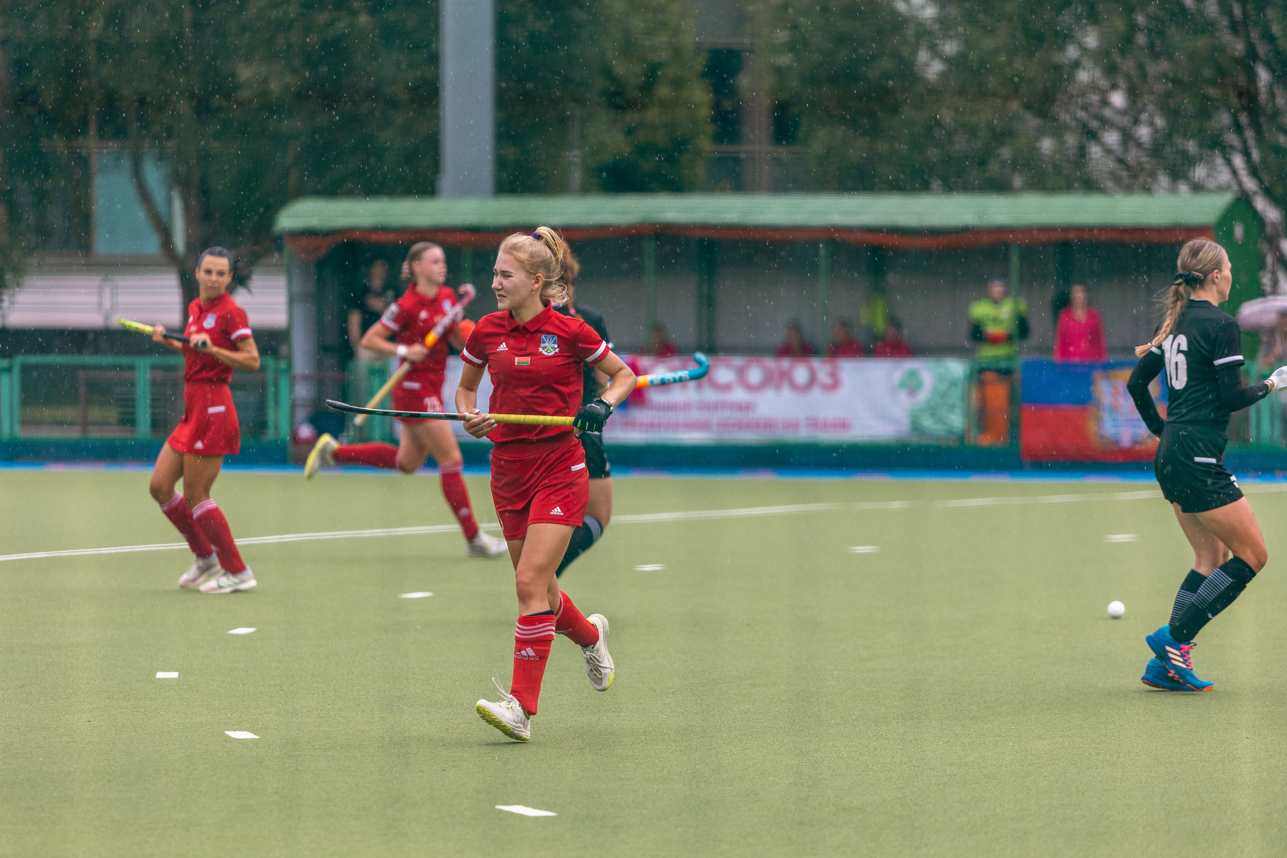 Хоккей на траве. Девушки. ХК Минск — ХК Виктория (Смолевичи) 10.06.2024. Профессиональный интерьерный и репортажный фотограф Минск и РБ. Максим Орлов