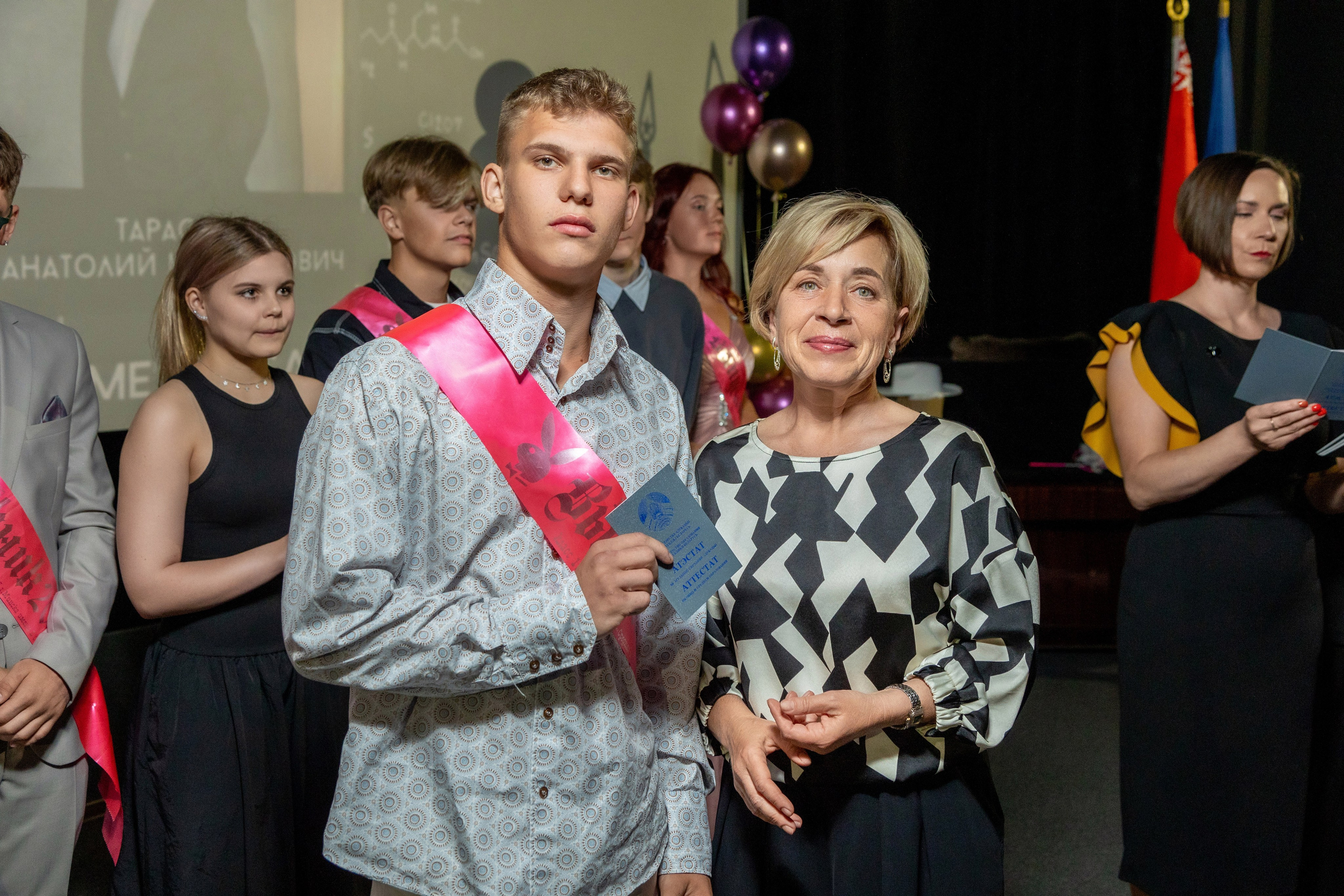 Вручение дипломов. 47 школа. Профессиональный интерьерный и репортажный фотограф Минск и РБ. Максим Орлов