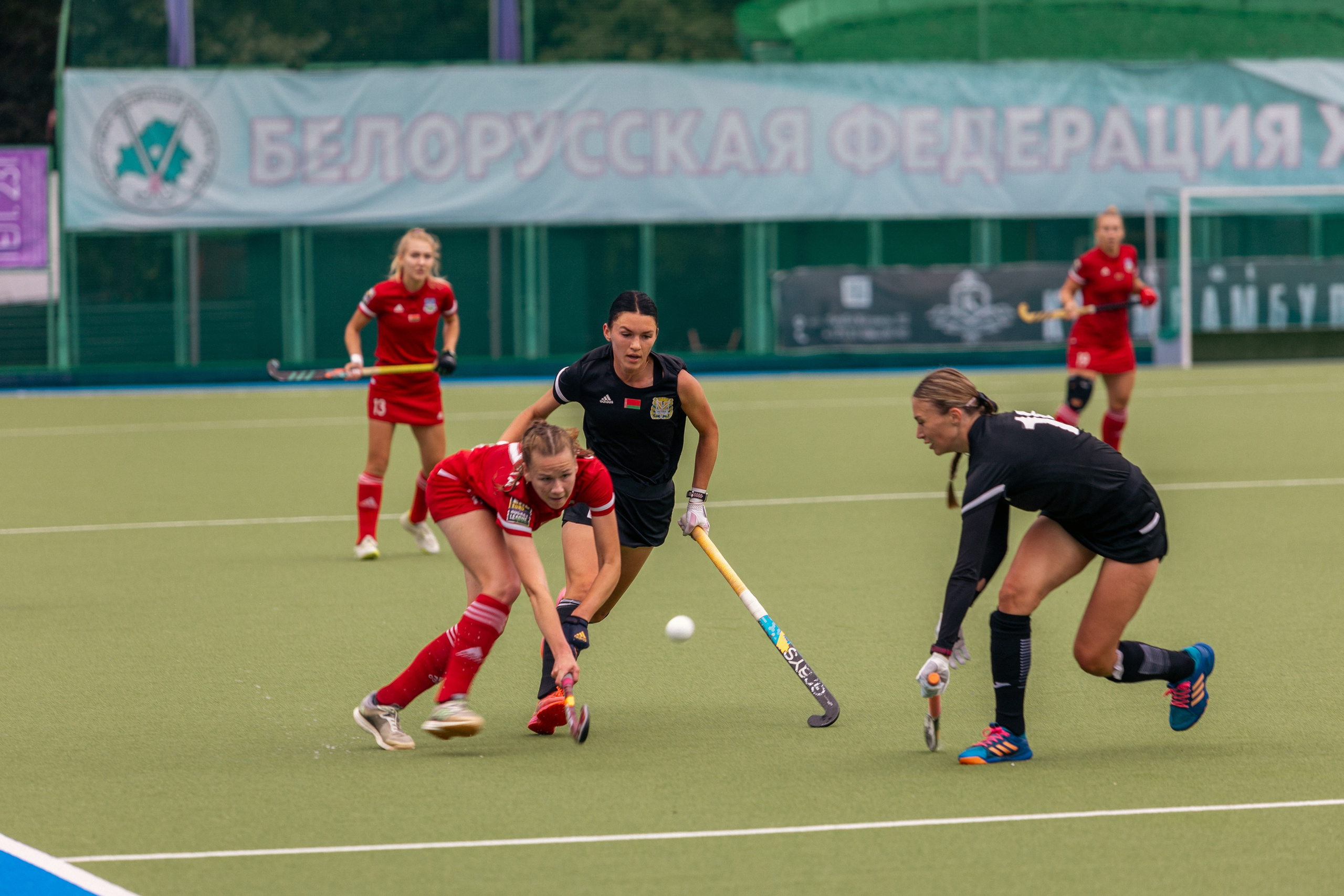 Хоккей на траве. Девушки. ХК Минск — ХК Виктория (Смолевичи) 10.06.2024. Профессиональный интерьерный и репортажный фотограф Минск и РБ. Максим Орлов