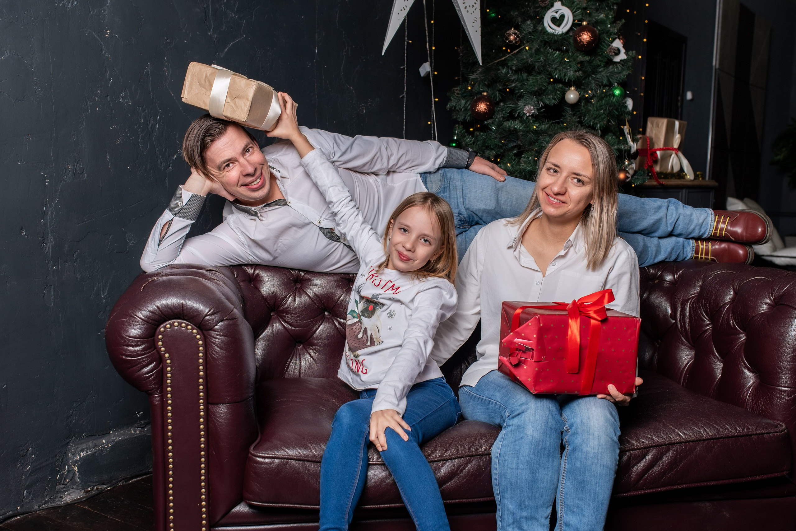 Саша, Аня и Вика (новогодняя). Профессиональный интерьерный и репортажный фотограф Минск и РБ. Максим Орлов