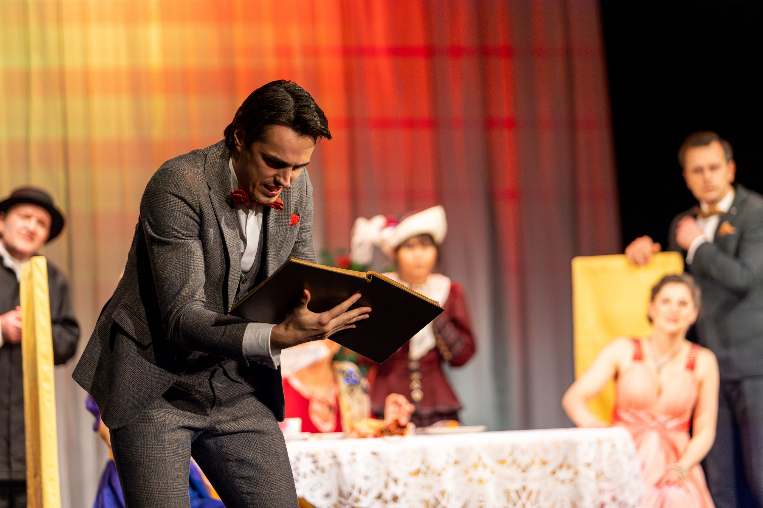 Новый театр «Как важно быть серьезным». Профессиональный интерьерный и репортажный фотограф Минск и РБ. Максим Орлов