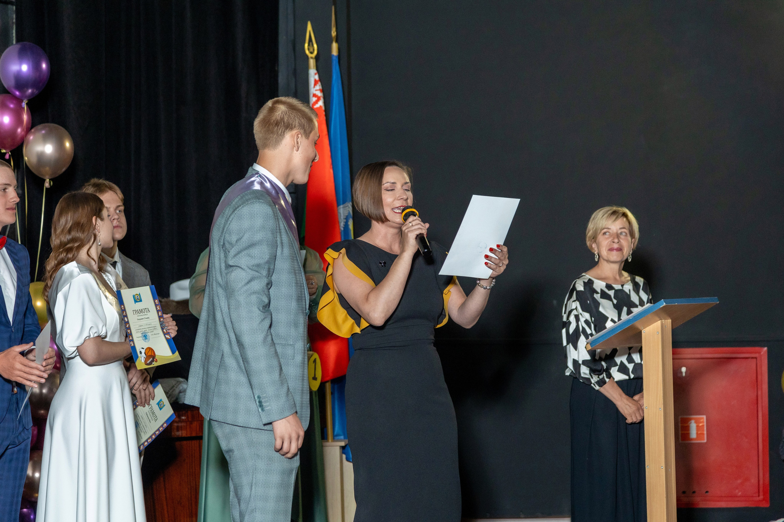Вручение дипломов. 47 школа. Профессиональный интерьерный и репортажный фотограф Минск и РБ. Максим Орлов