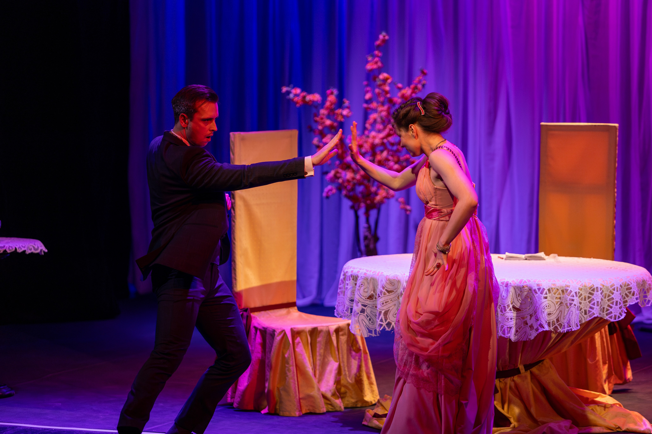 Новый театр «Как важно быть серьезным». Профессиональный интерьерный и репортажный фотограф Минск и РБ. Максим Орлов