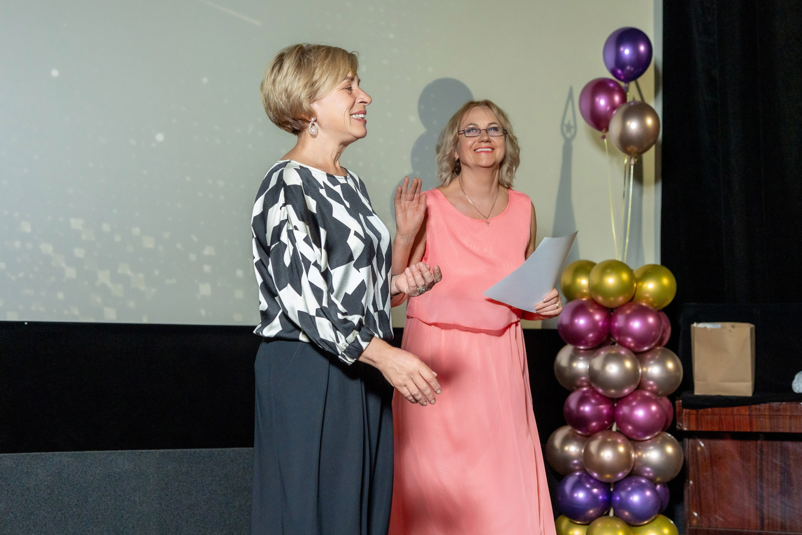 Вручение дипломов. 47 школа. Профессиональный интерьерный и репортажный фотограф Минск и РБ. Максим Орлов