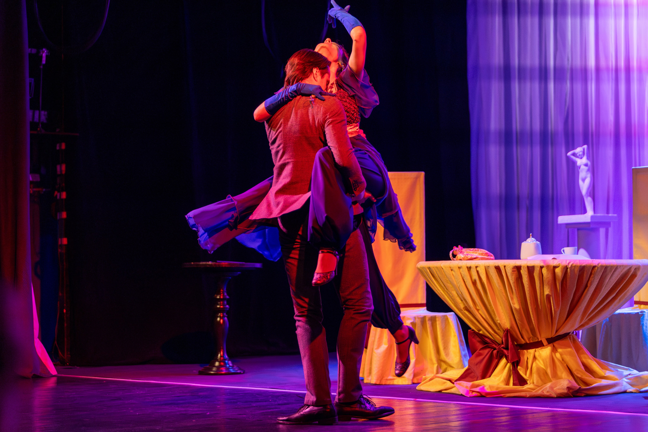 Новый театр «Как важно быть серьезным». Профессиональный интерьерный и репортажный фотограф Минск и РБ. Максим Орлов