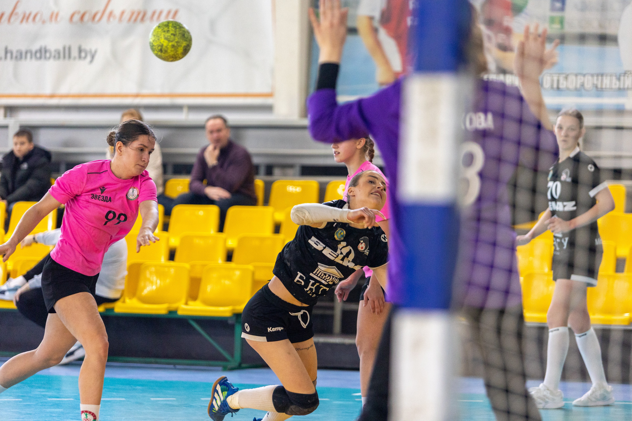 Женский гандбол. Лучшие кадры. БНТУ — Звезда. 08.02.2025. Профессиональный интерьерный и репортажный фотограф Минск и РБ. Максим Орлов