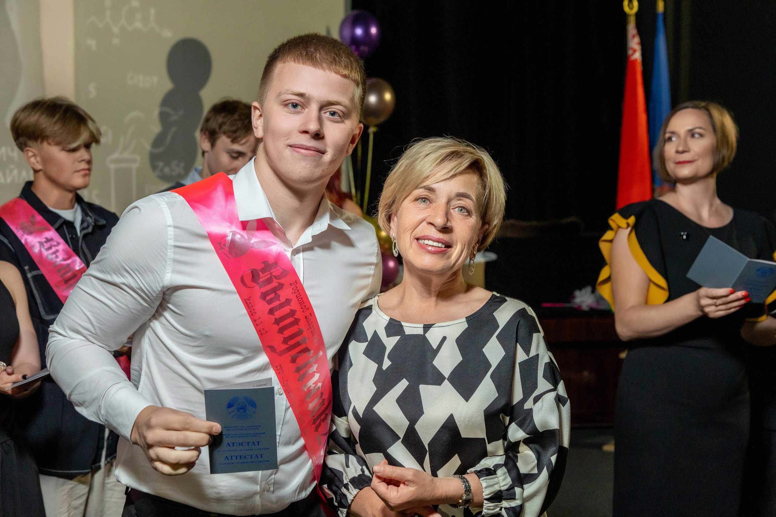 Вручение дипломов. 47 школа. Профессиональный интерьерный и репортажный фотограф Минск и РБ. Максим Орлов