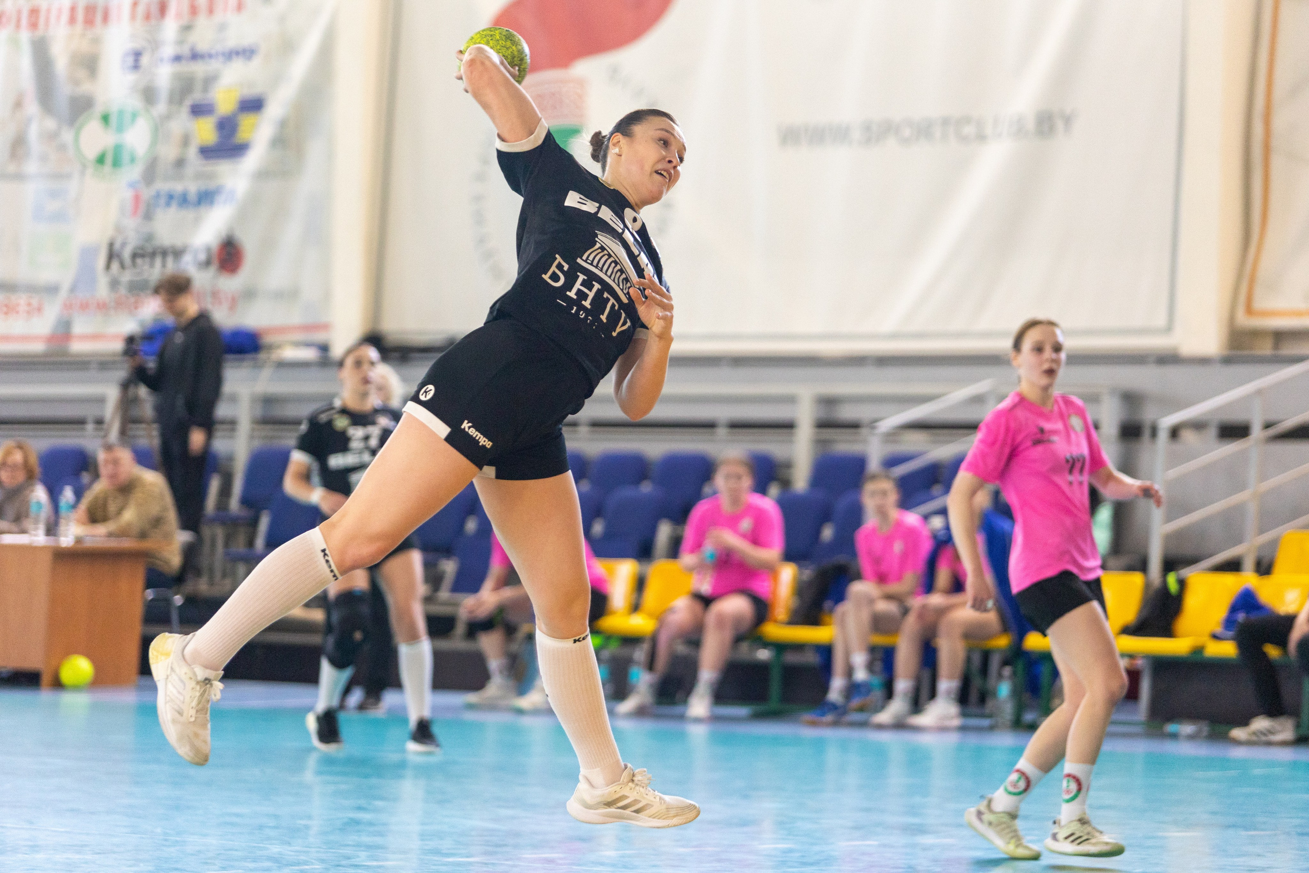 Женский гандбол. Лучшие кадры. БНТУ — Звезда. 08.02.2025. Профессиональный интерьерный и репортажный фотограф Минск и РБ. Максим Орлов