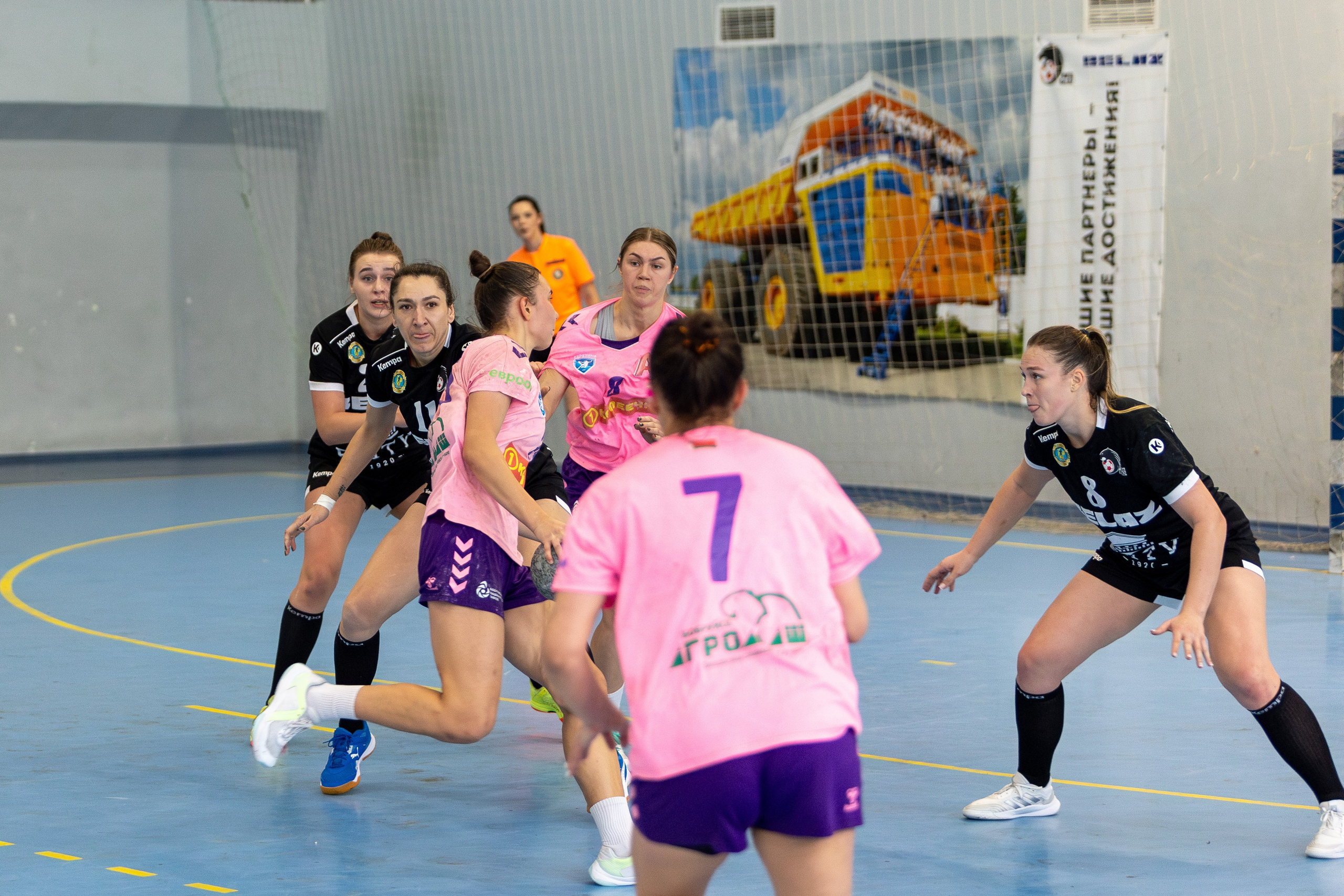 Женский гандбол. Лучшие кадры. БНТУ — Березина 09.12.2023. Профессиональный интерьерный и репортажный фотограф Минск и РБ. Максим Орлов