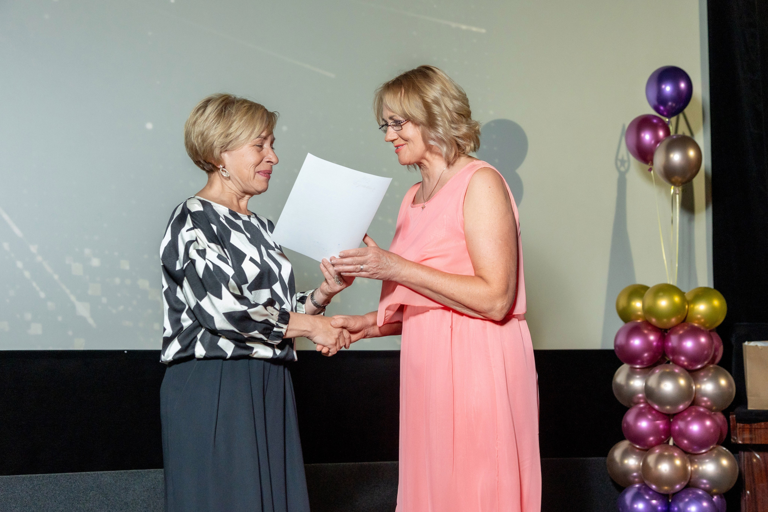 Вручение дипломов. 47 школа. Профессиональный интерьерный и репортажный фотограф Минск и РБ. Максим Орлов