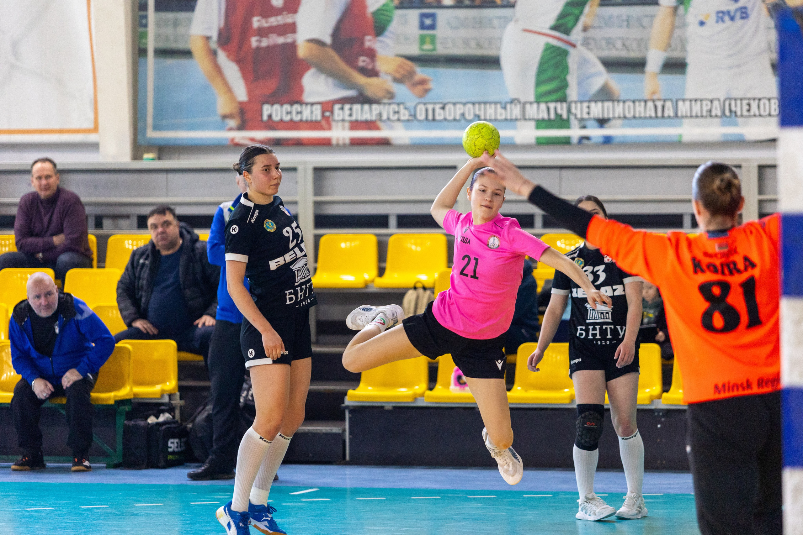 Женский гандбол. Лучшие кадры. БНТУ — Звезда. 08.02.2025. Профессиональный интерьерный и репортажный фотограф Минск и РБ. Максим Орлов