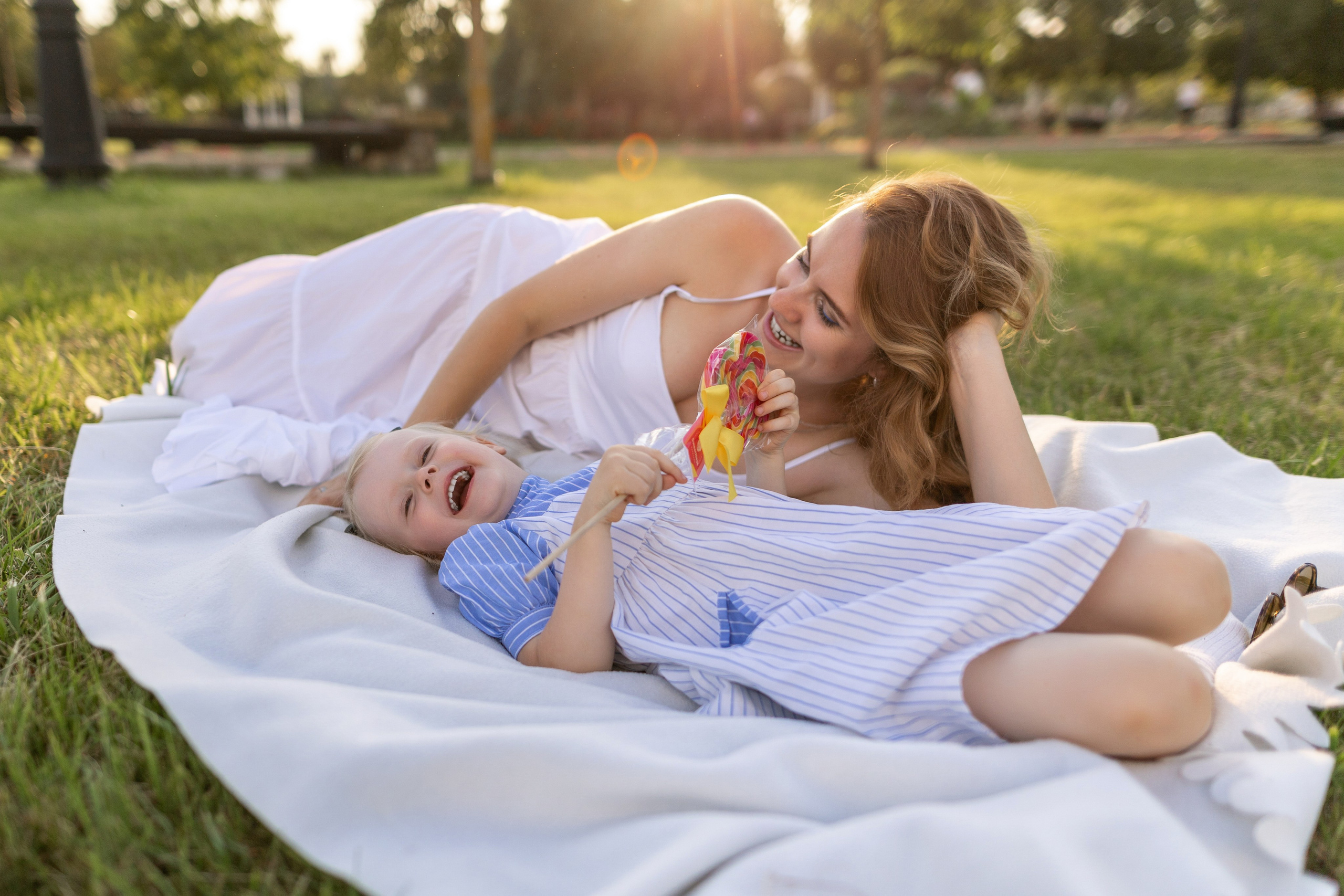 Стеша с мамой. Профессиональный интерьерный и репортажный фотограф Минск и РБ. Максим Орлов