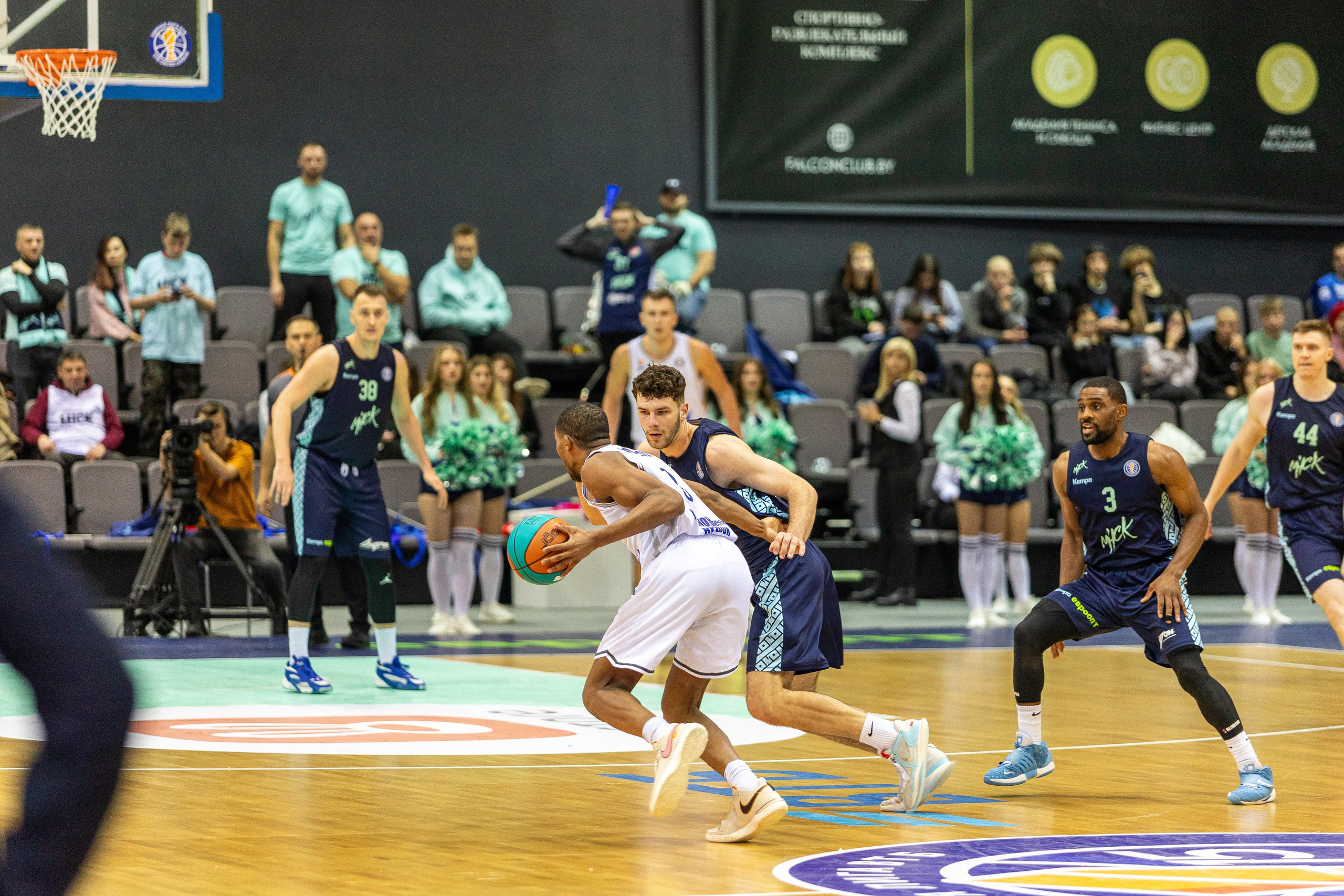 Баскетбол. Лучшие кадры. Минск — Енисей. 11.12.2023. Профессиональный интерьерный и репортажный фотограф Минск и РБ. Максим Орлов