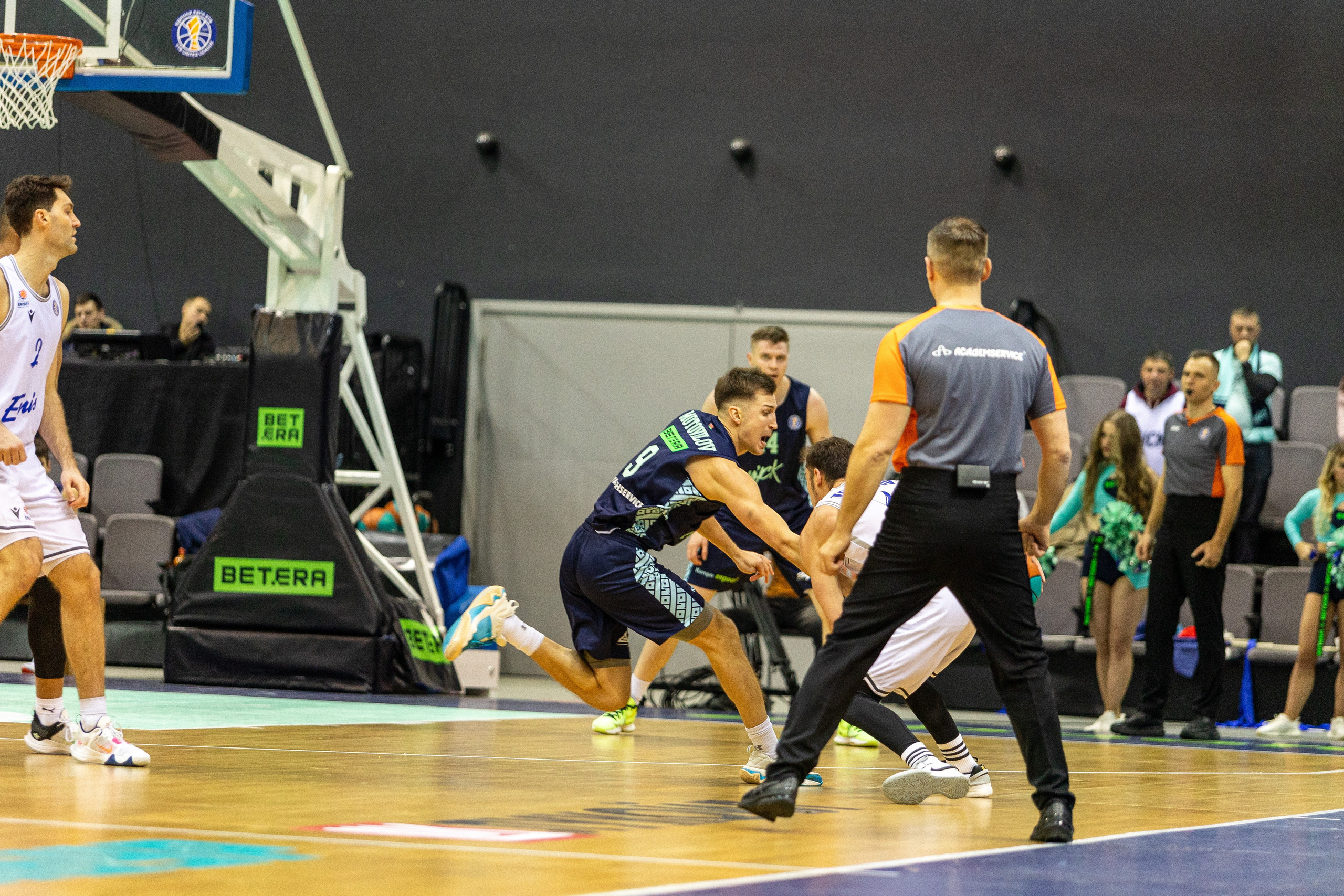 Баскетбол. Лучшие кадры. Минск — Енисей. 11.12.2023. Профессиональный интерьерный и репортажный фотограф Минск и РБ. Максим Орлов