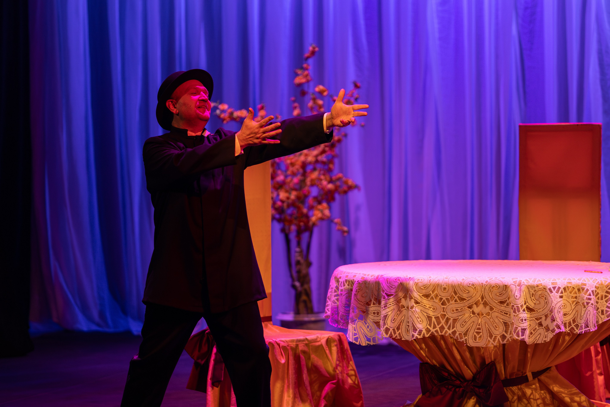 Новый театр «Как важно быть серьезным». Профессиональный интерьерный и репортажный фотограф Минск и РБ. Максим Орлов