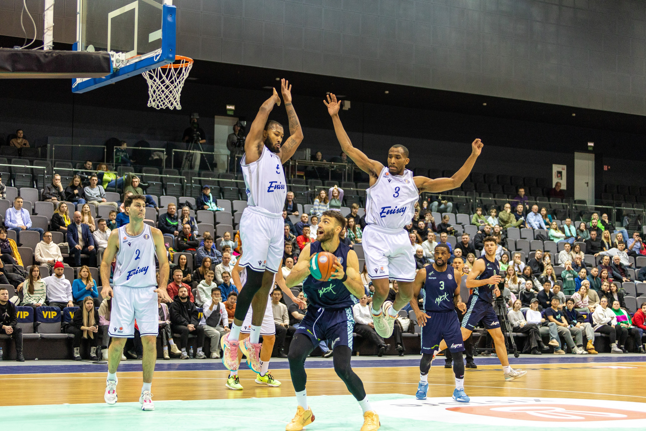 Баскетбол. Лучшие кадры. Минск — Енисей. 11.12.2023. Профессиональный интерьерный и репортажный фотограф Минск и РБ. Максим Орлов